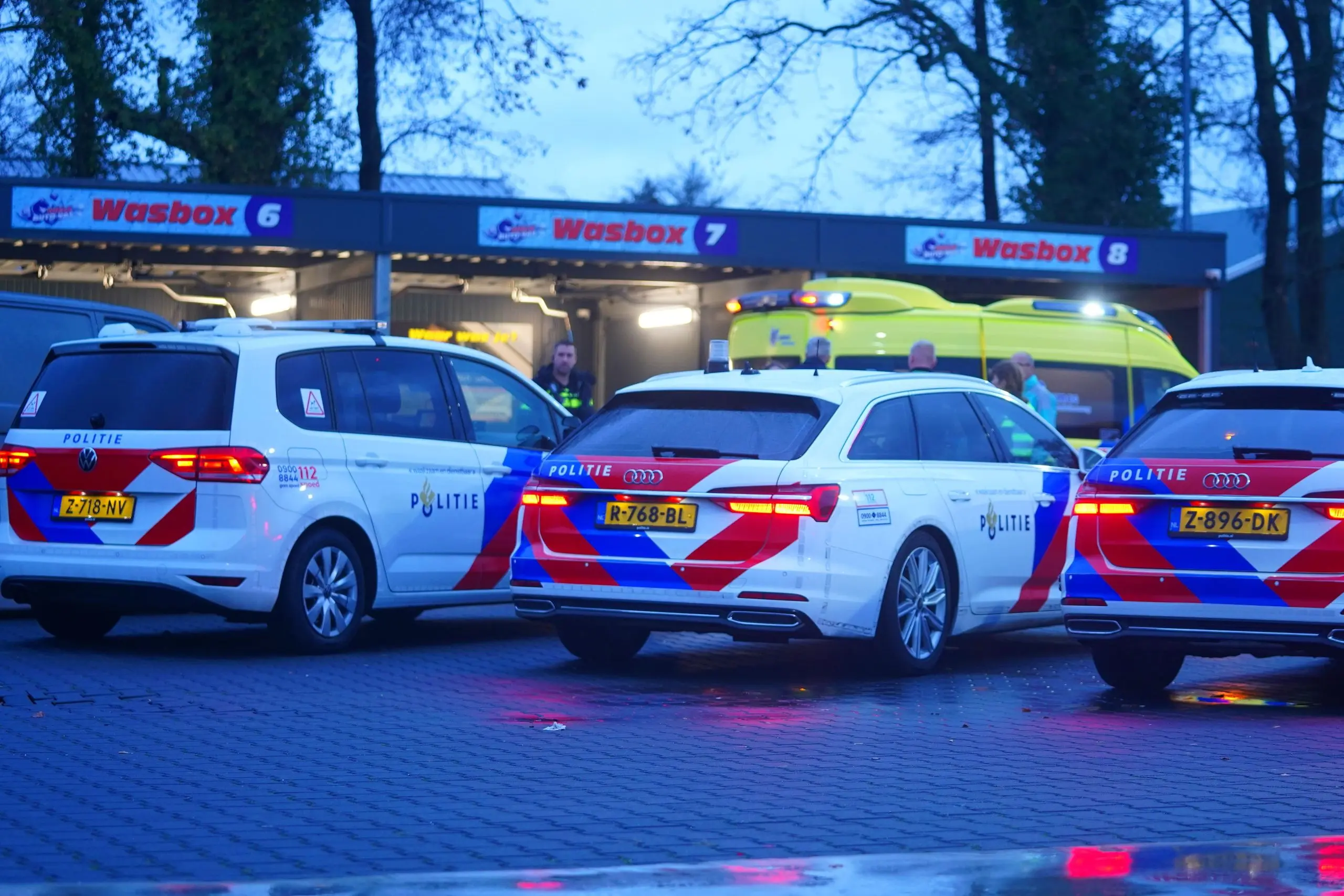 auto botst tegen muur in wasbox in assen2 scaled