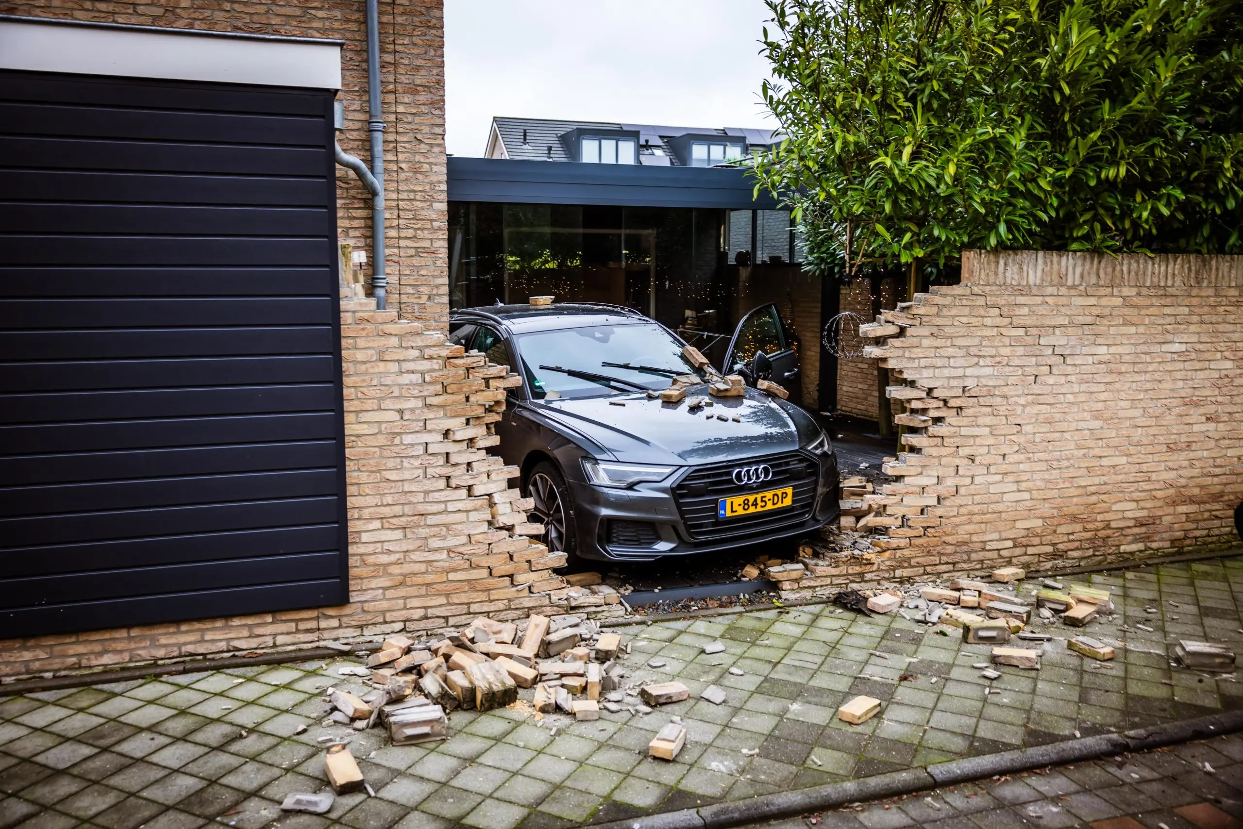 auto door muur in spakenburg14 scaled