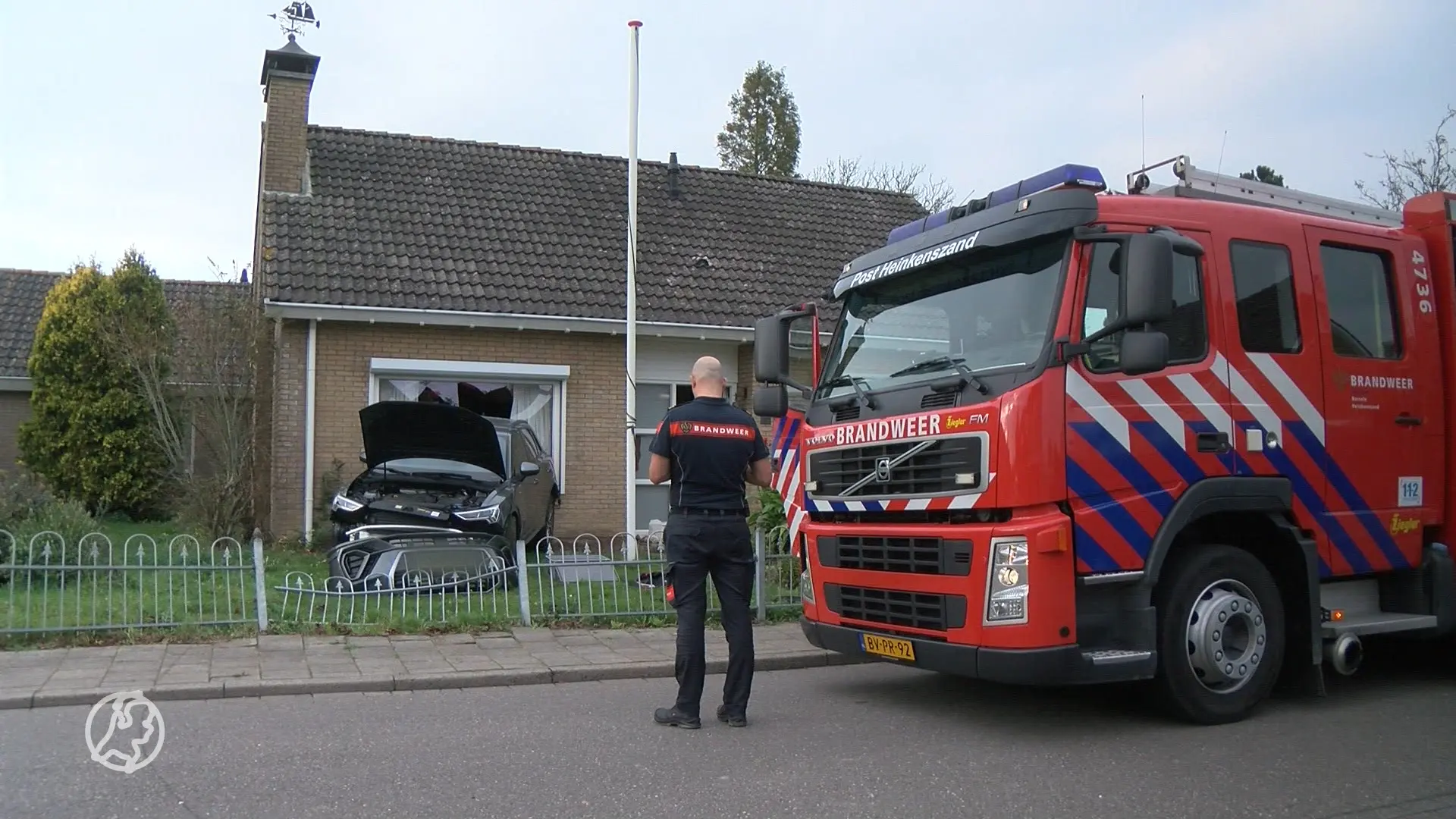 auto rijdt woning binnen