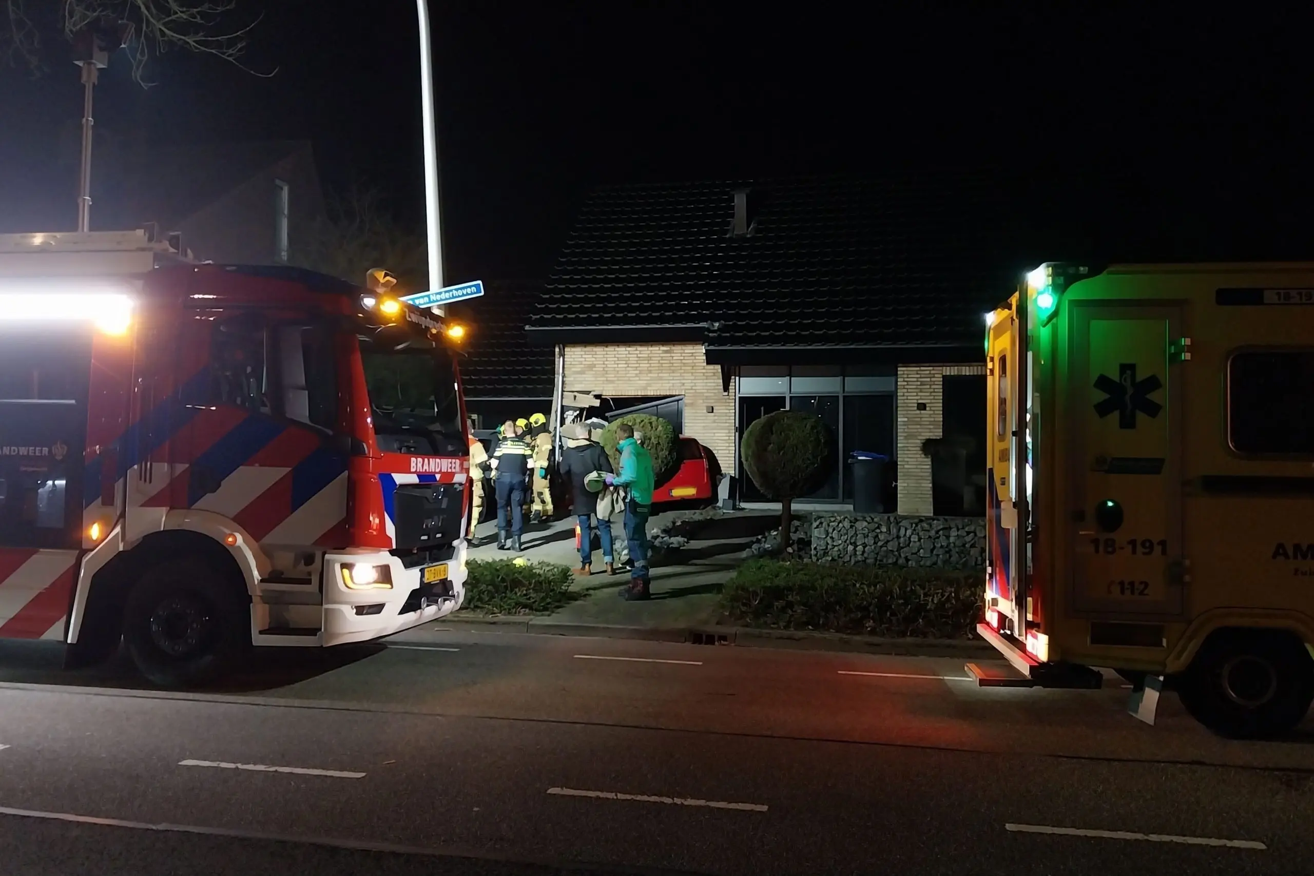 auto rijdt woning in scaled
