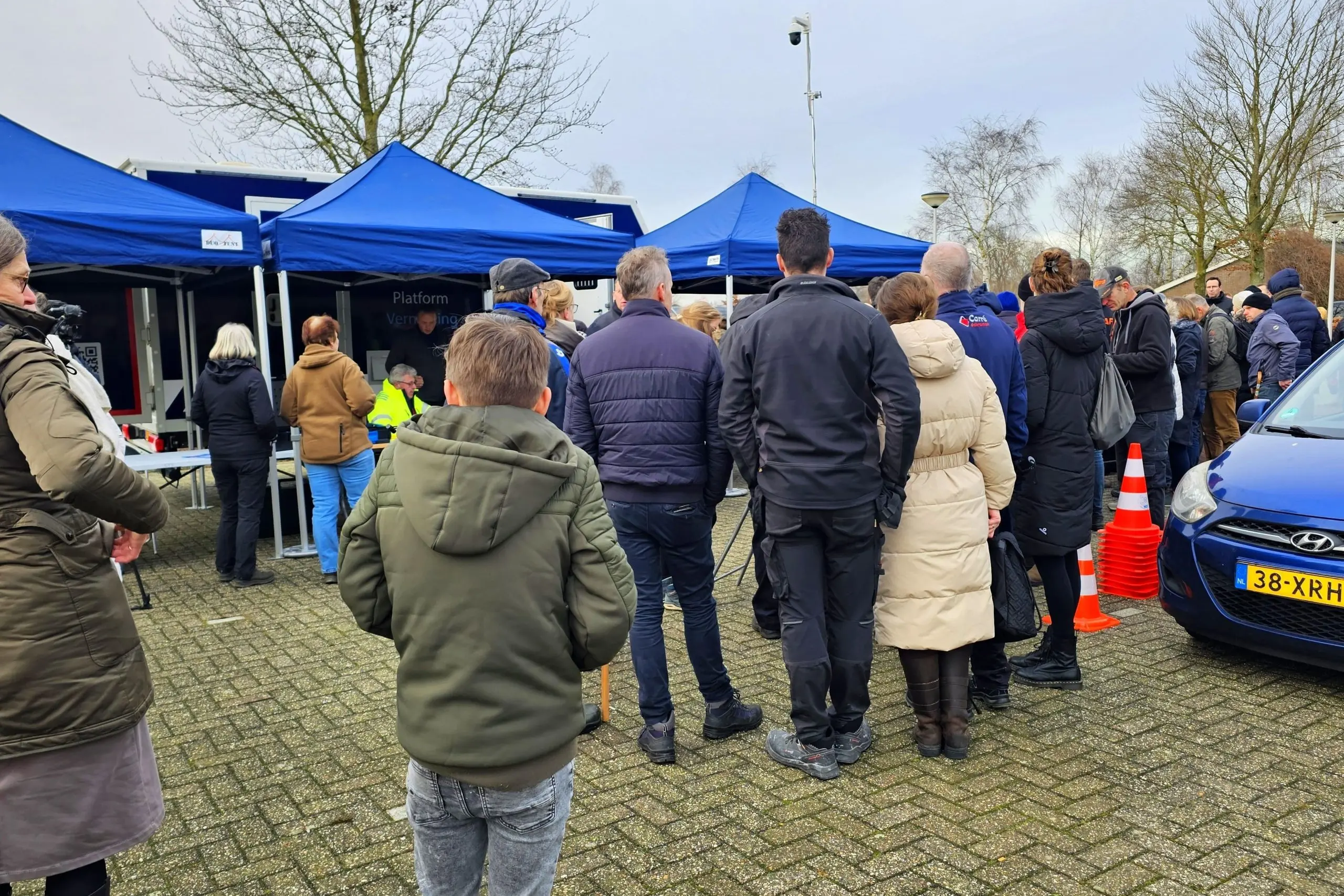 tientallen mensen op scaled