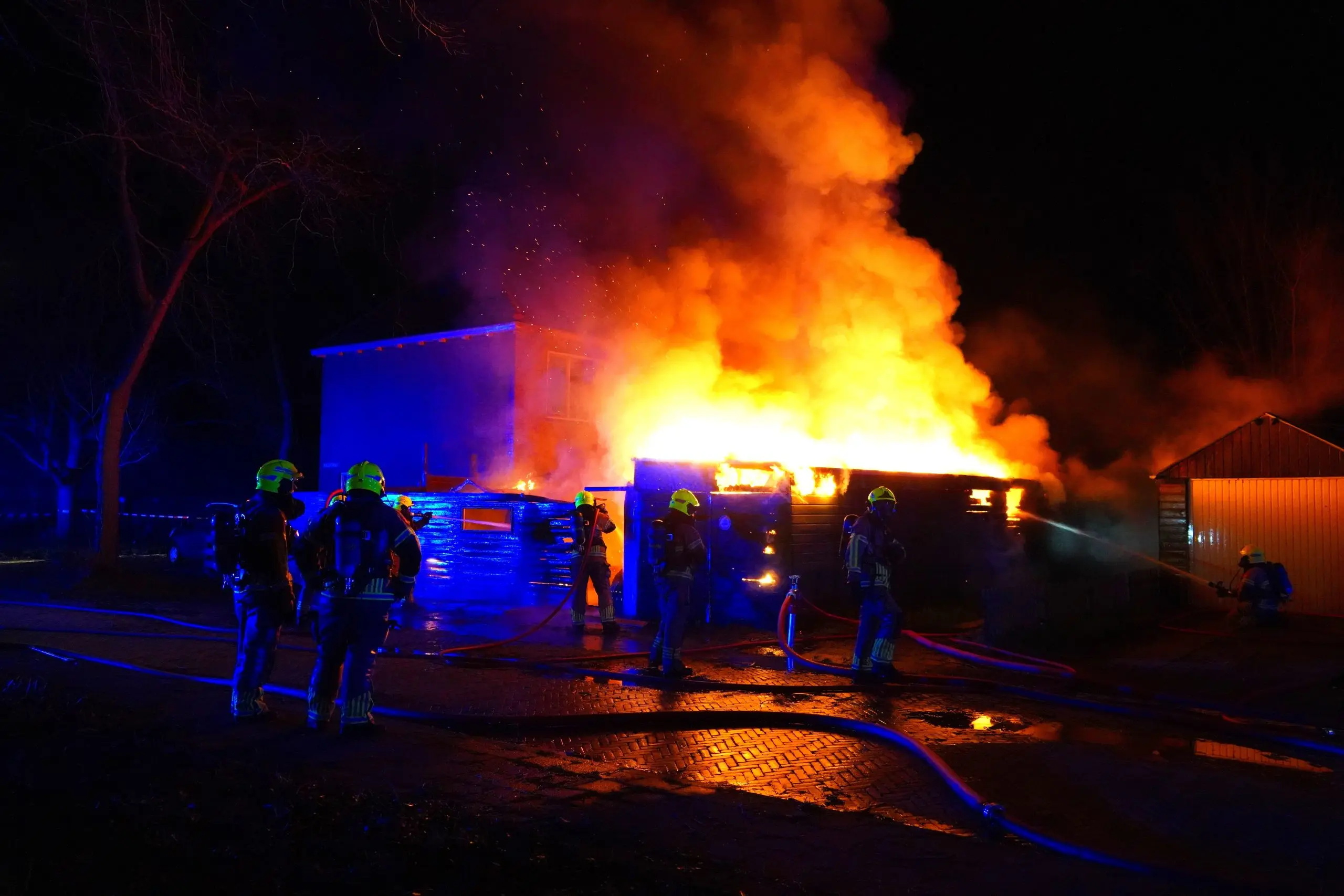voertuigbrand escaleert in enkhuizen3 scaled