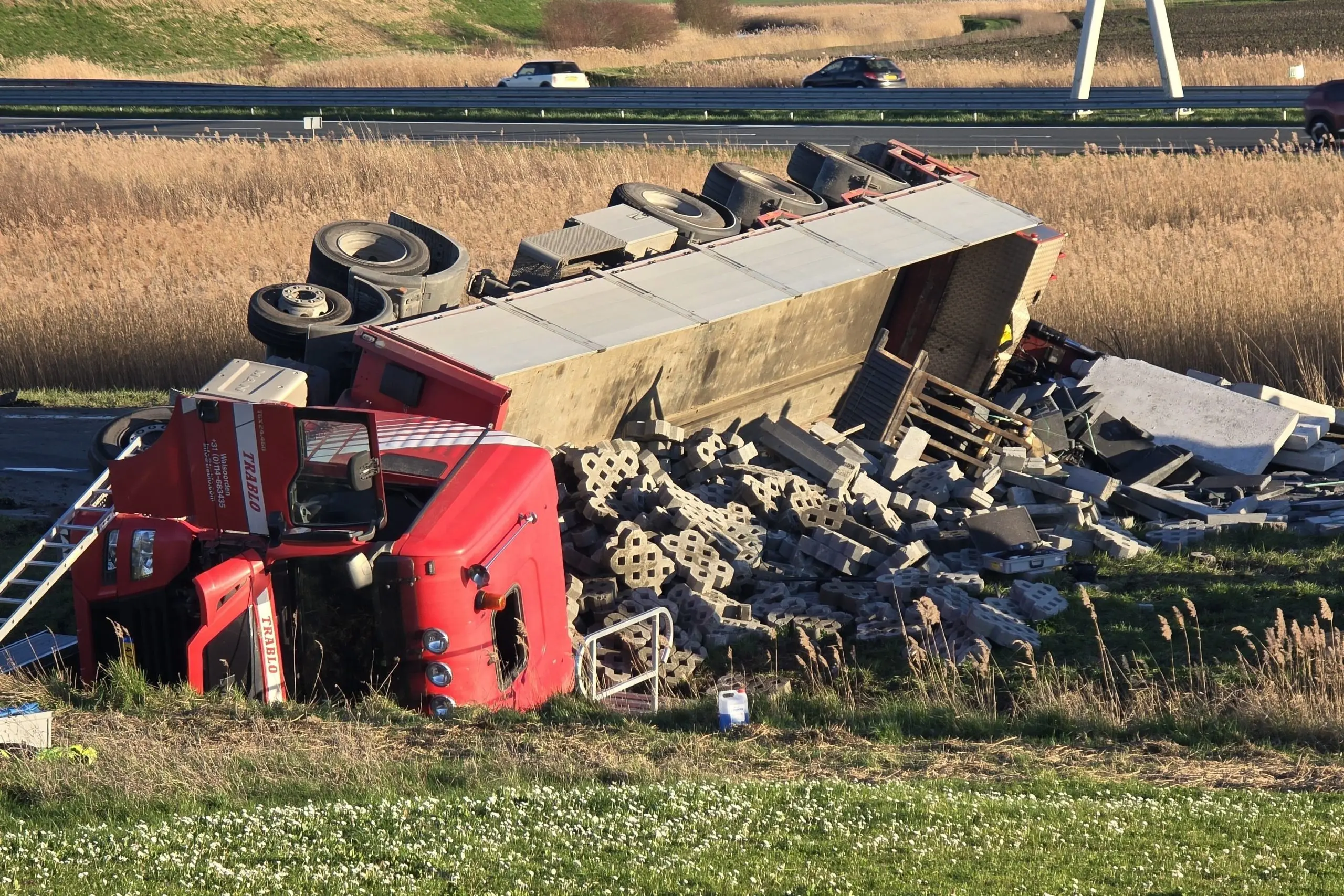 vrachtwagen met betonblokken valt scaled