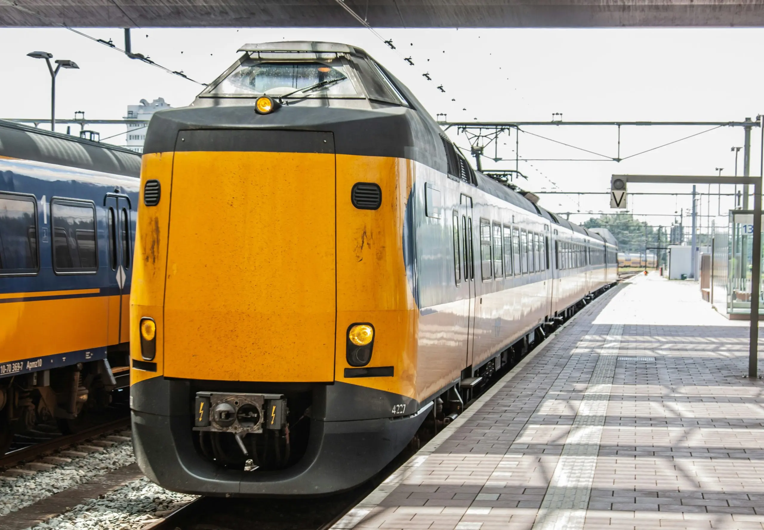 vrouw gewond na aanrijding met trein bij station castricum scaled