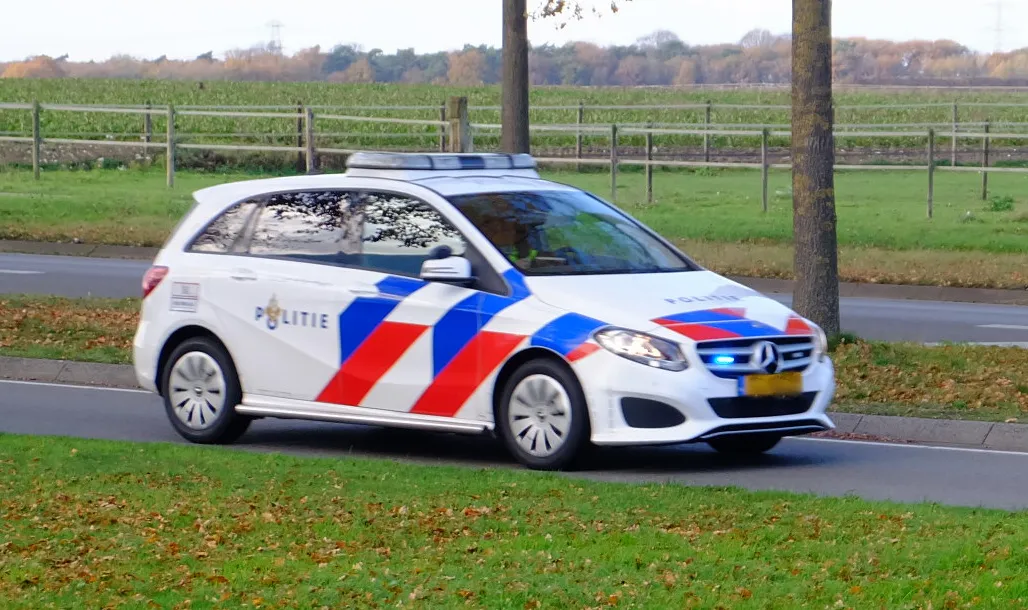 01 emmen politie auto
