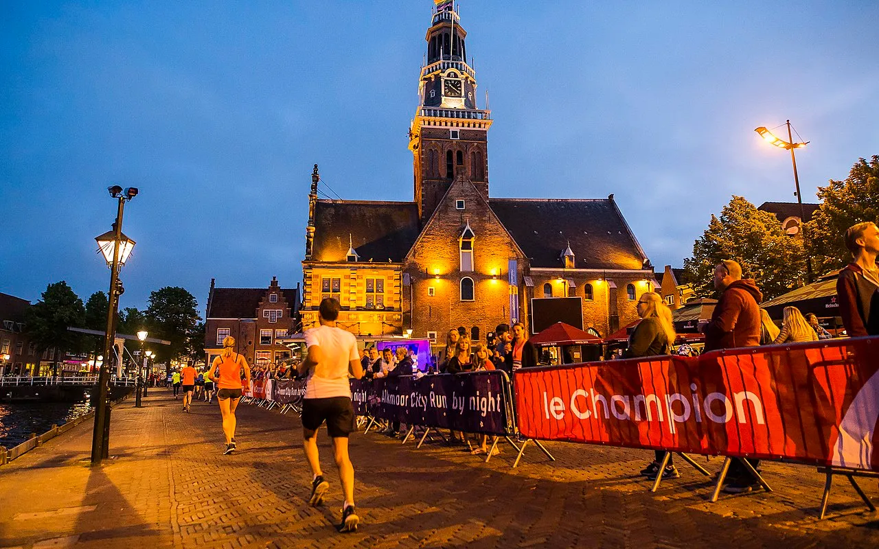 1280px alkmaar city run by night