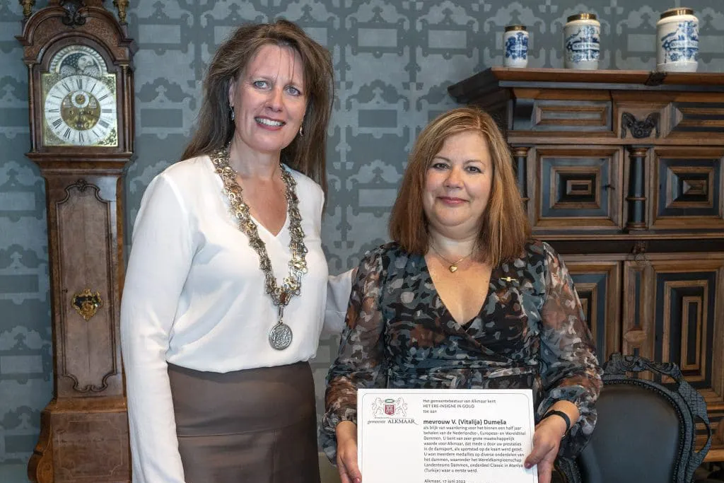 20220617 ere insigne in goud voor mevrouw v domesa foto jjfoto 1024x808 1