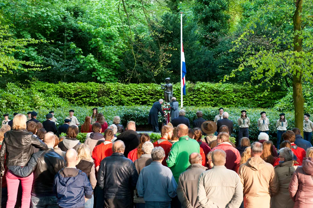 244416 2014 dodenherdenking kranslegging burg en mevr bruinooge b3edaa large 1493041561