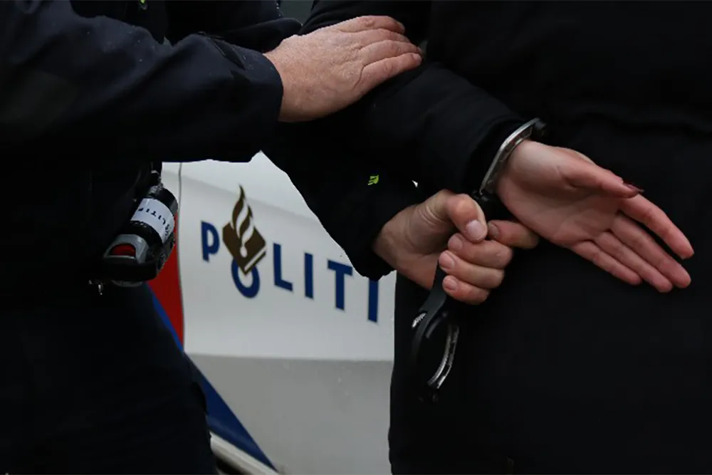 aanhouding politieagent handboeien 05