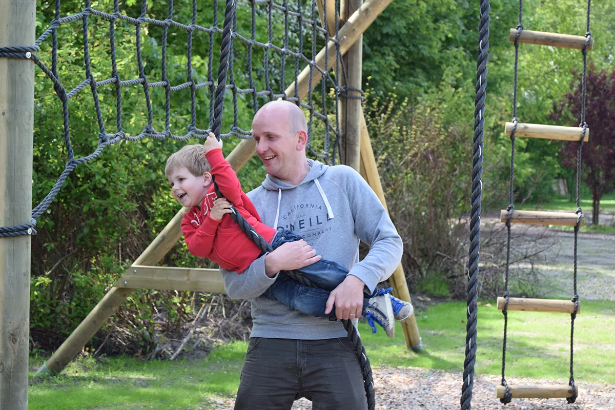 als de ouders helpen kunnen de allerjongste kinderen ook al op avontuur in het outdoorpark
