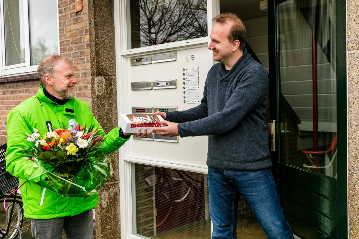 bloemen bij de 100000ste glasvezelaansluiting dit jaar