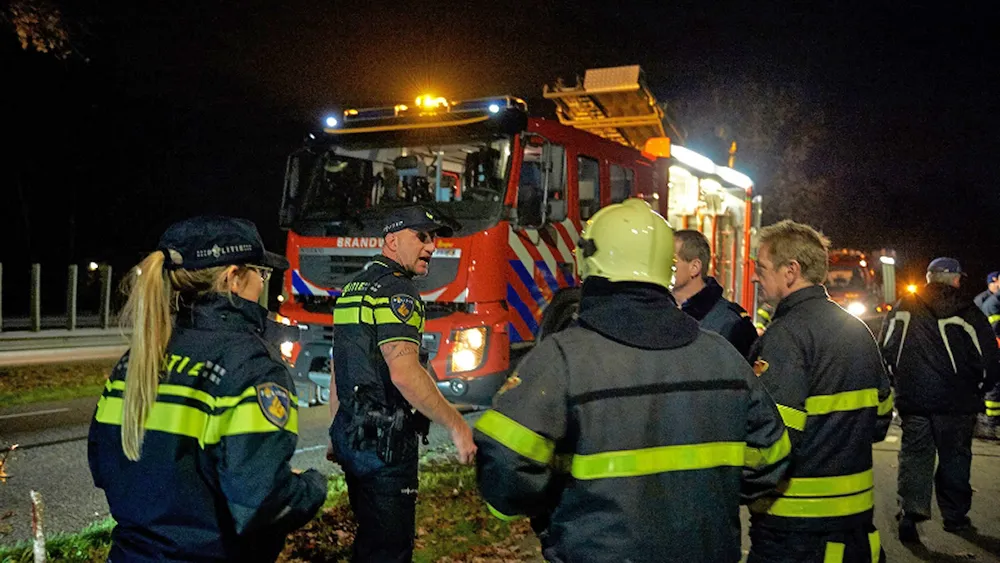 brandweer en politie bij incident in de avond