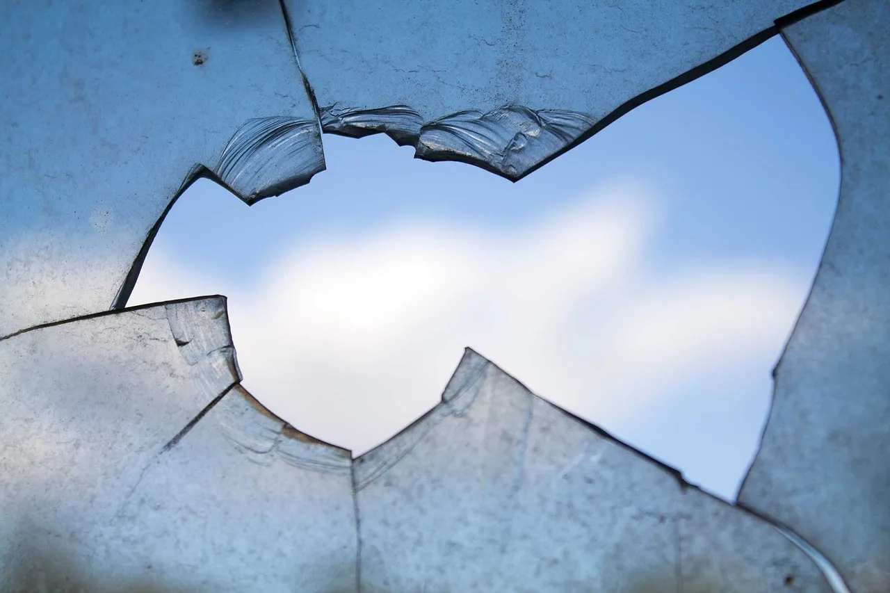 broken window 960188 1280