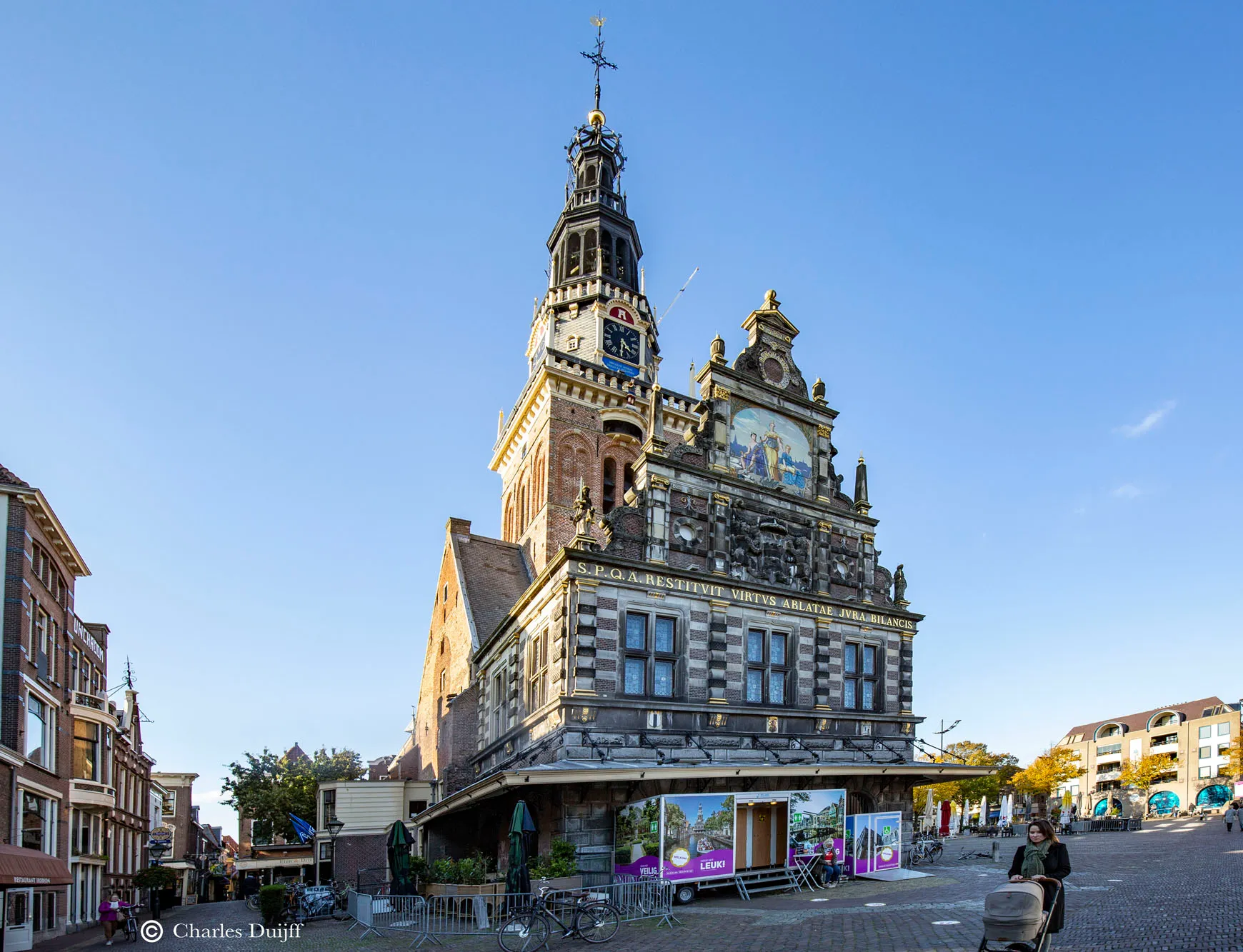 de waag gekaderd