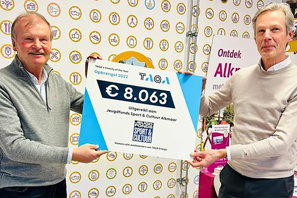 foto donatie jeugdfondssportcultuur en taqa wim van der ham en rene zwanepol