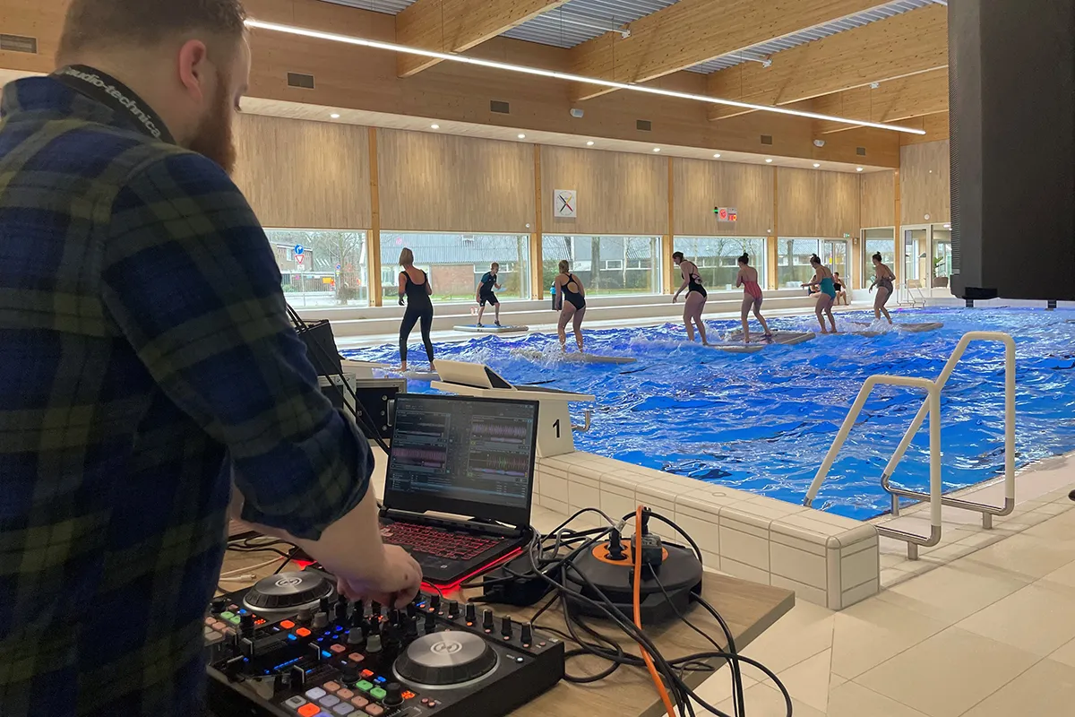 live dj in de beeck tijdens wobble fit les kopie