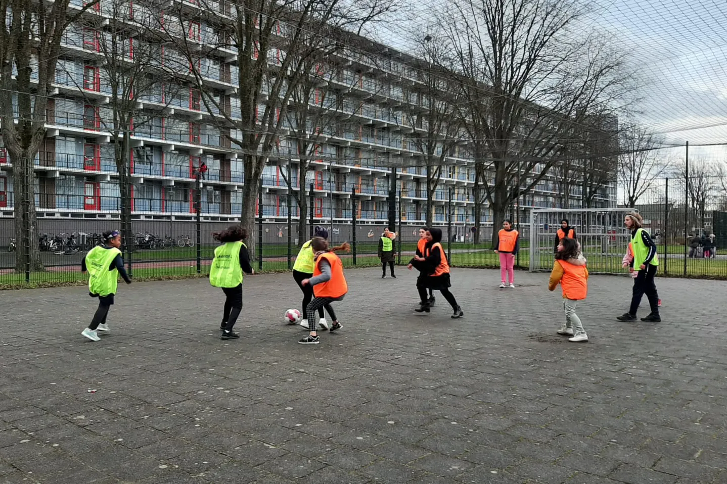meidenvoetbal in de wijk overdie