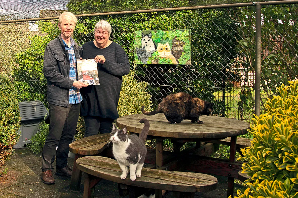 michl admiraal en martha kruijer stg zwerfdier met de poezenkalender eigen foto