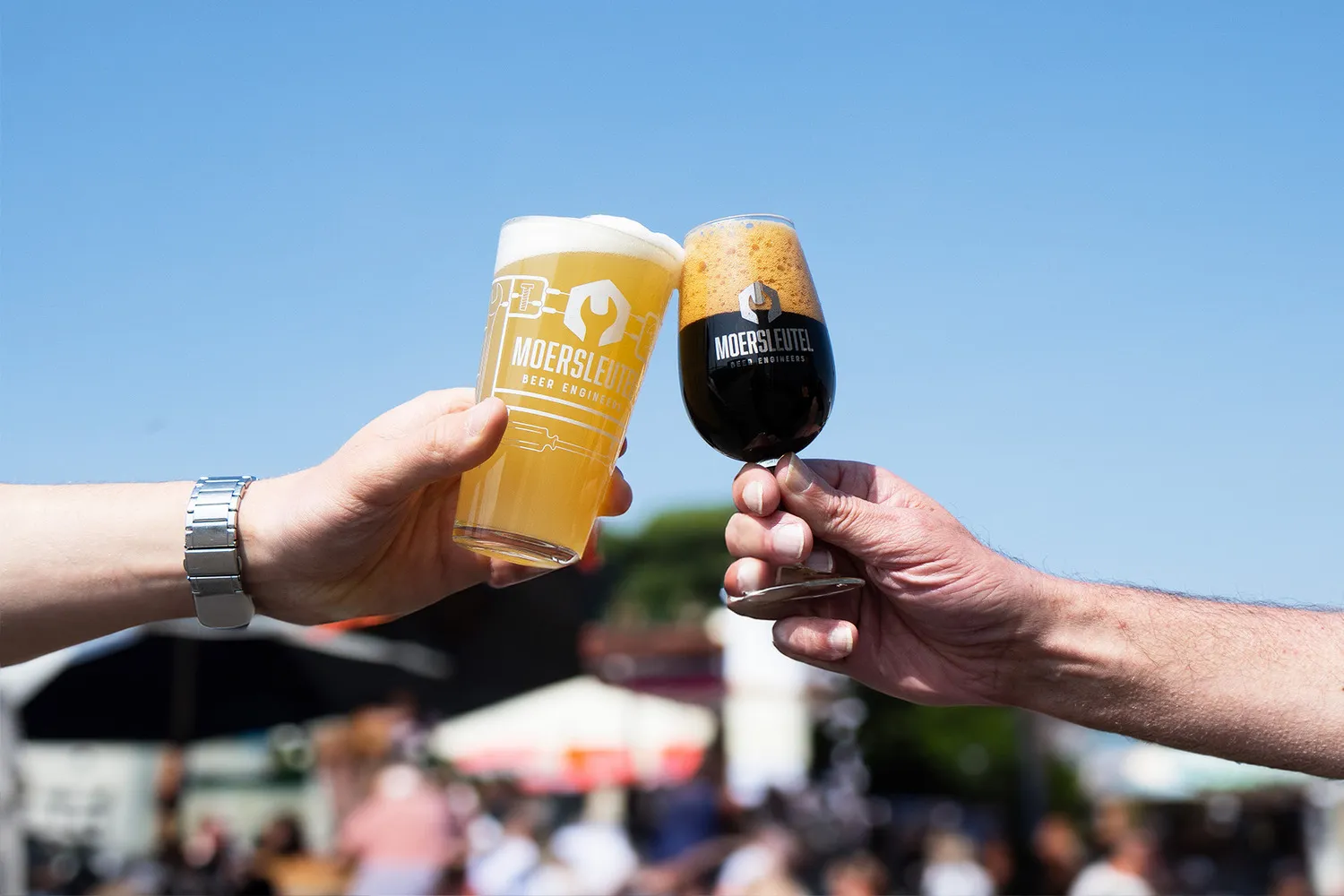 moersleutel cheers glazen 2024ai achtegrondv2