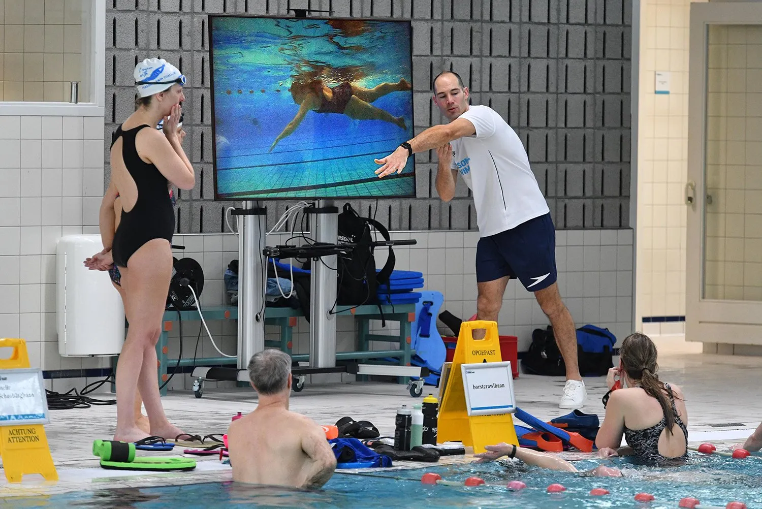 oud olympier bas van velthoven geeft een clinic banenzwemmen in zwembad hoornse vaart 3