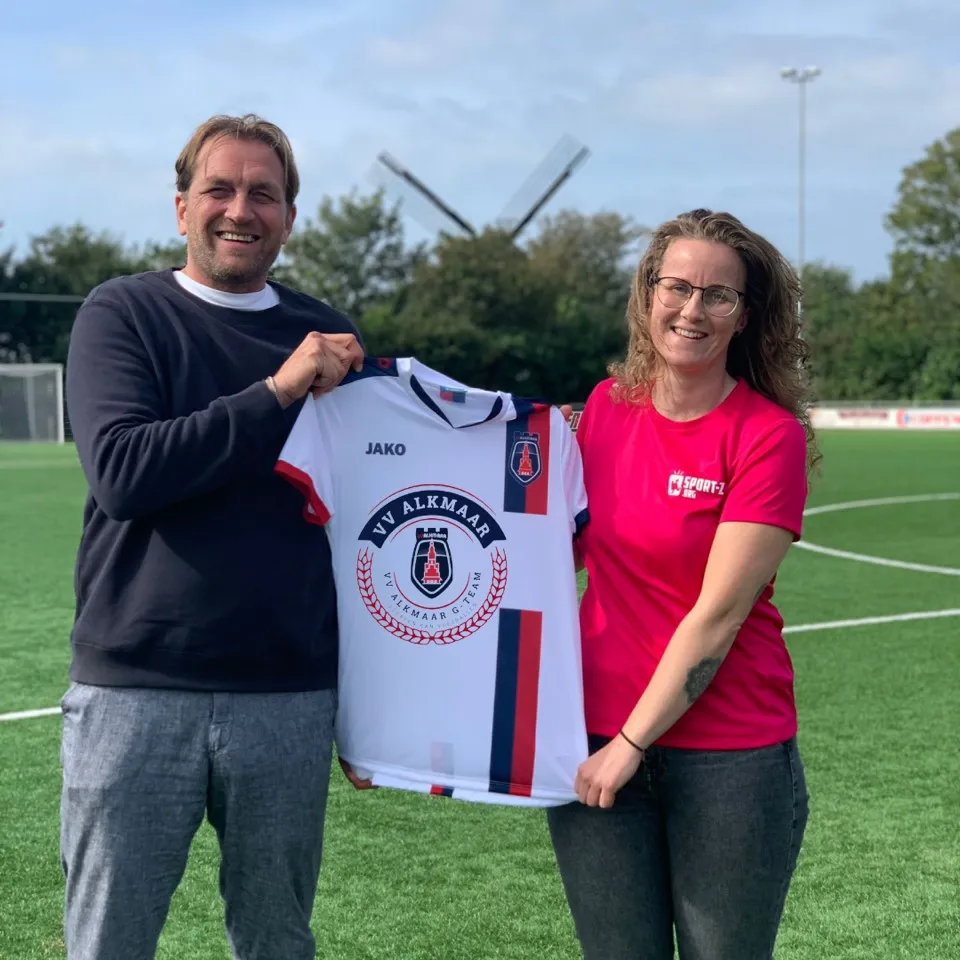 patrick tenhof en madeleine stoop met shirt g team vv alkmaar