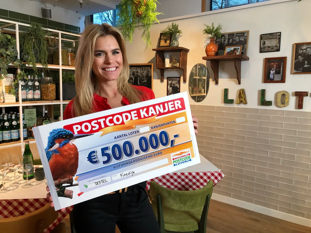 postcode loterij ambassadeur nicolette van dam met de 1 miljoenprijs cheque