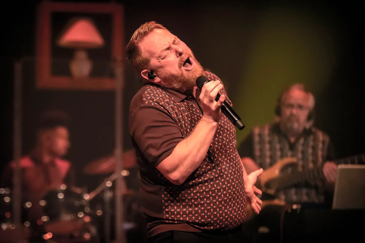 scenefoto 1 martijn fischer zingt hits van hazes c raymond van olphen