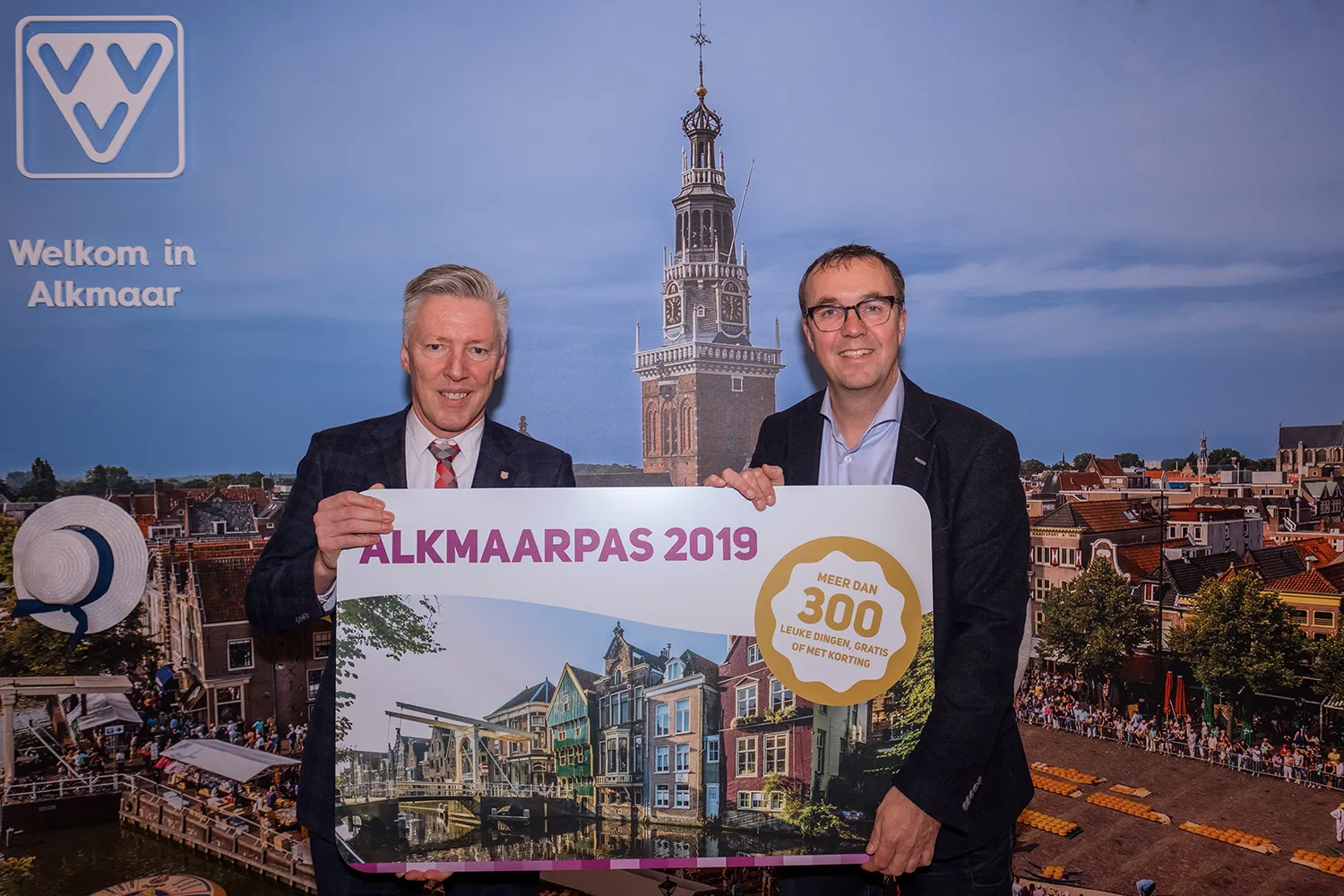 wethouder paul verbruggen ontvangt de alkmaarpas 2019 uit handen van alkmaar marketing directeur eduard pieter oud