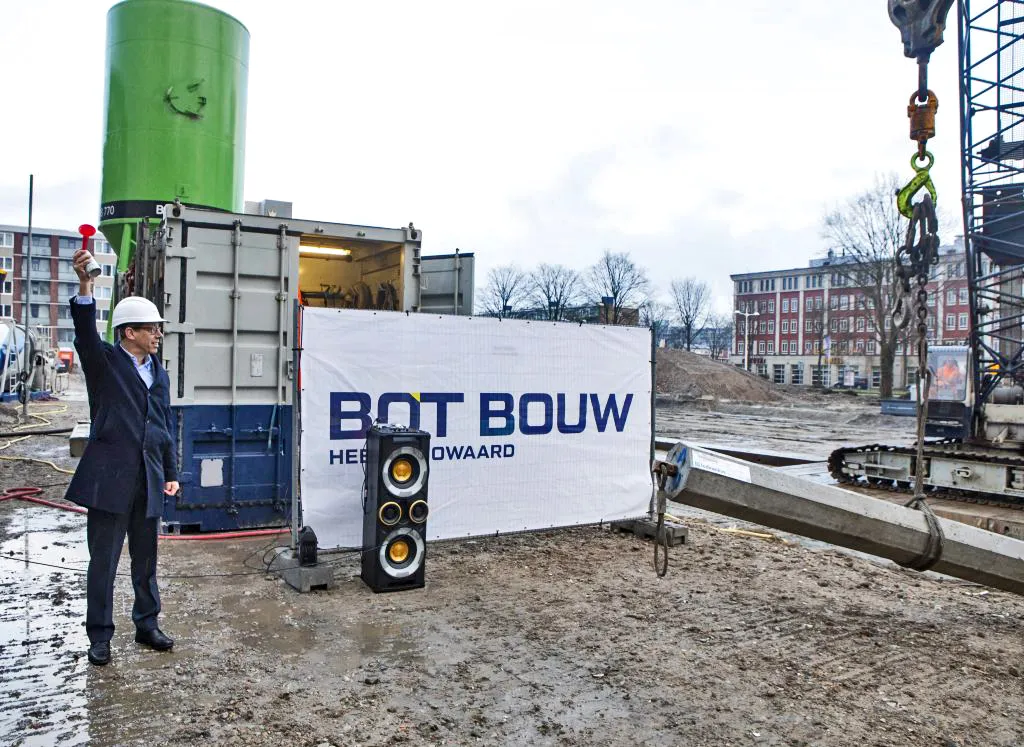 wethouder te beest geeft startsein voor 1e paal 1024x747 1