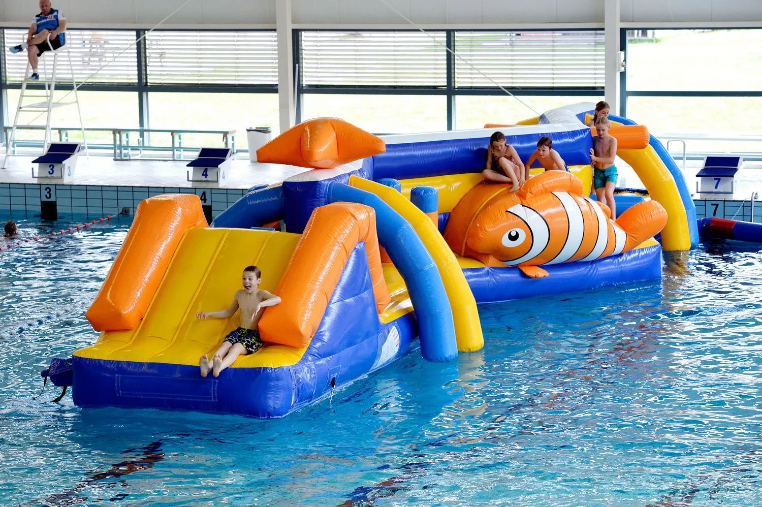 15 meterlange stormbaan in de herfstvakantie bij zwembad hoornse vaart