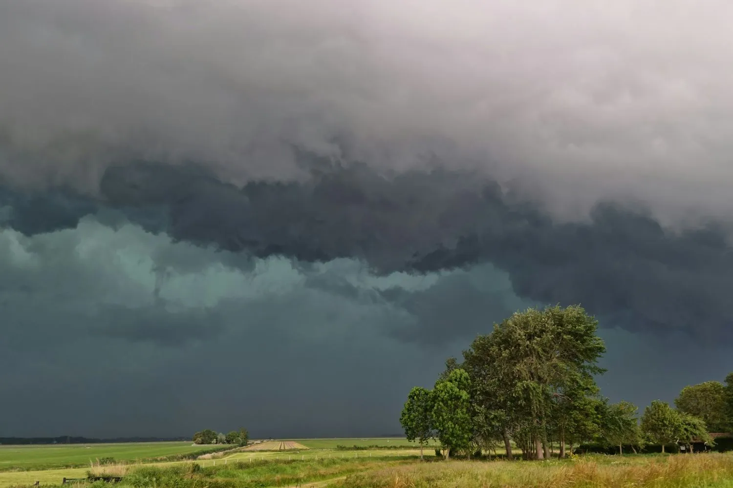 pb 26 donkere wolk wateroverlast juni 2021