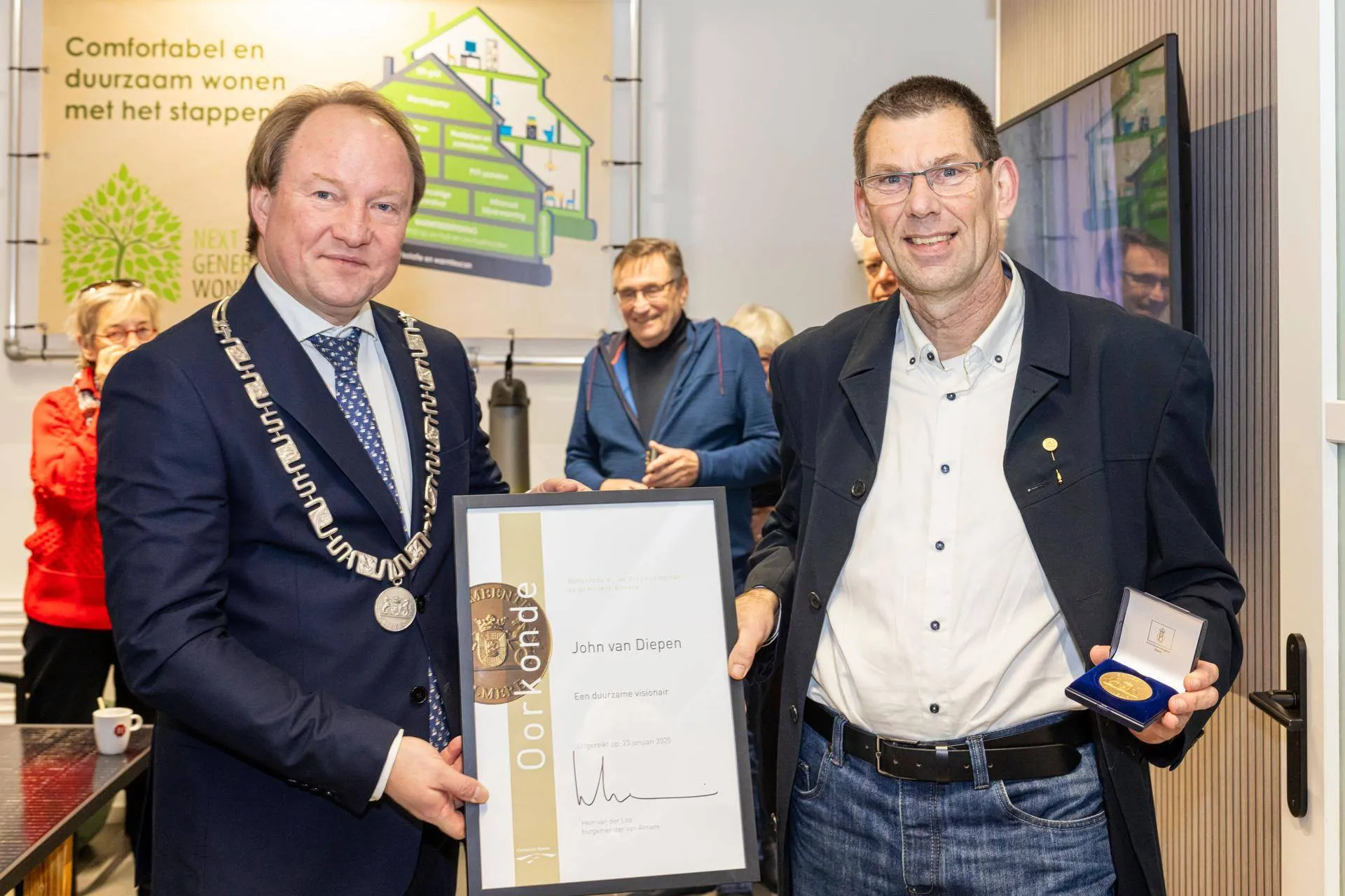 erepenning van almere uitgereikt aan john van diepen maarten feenstra