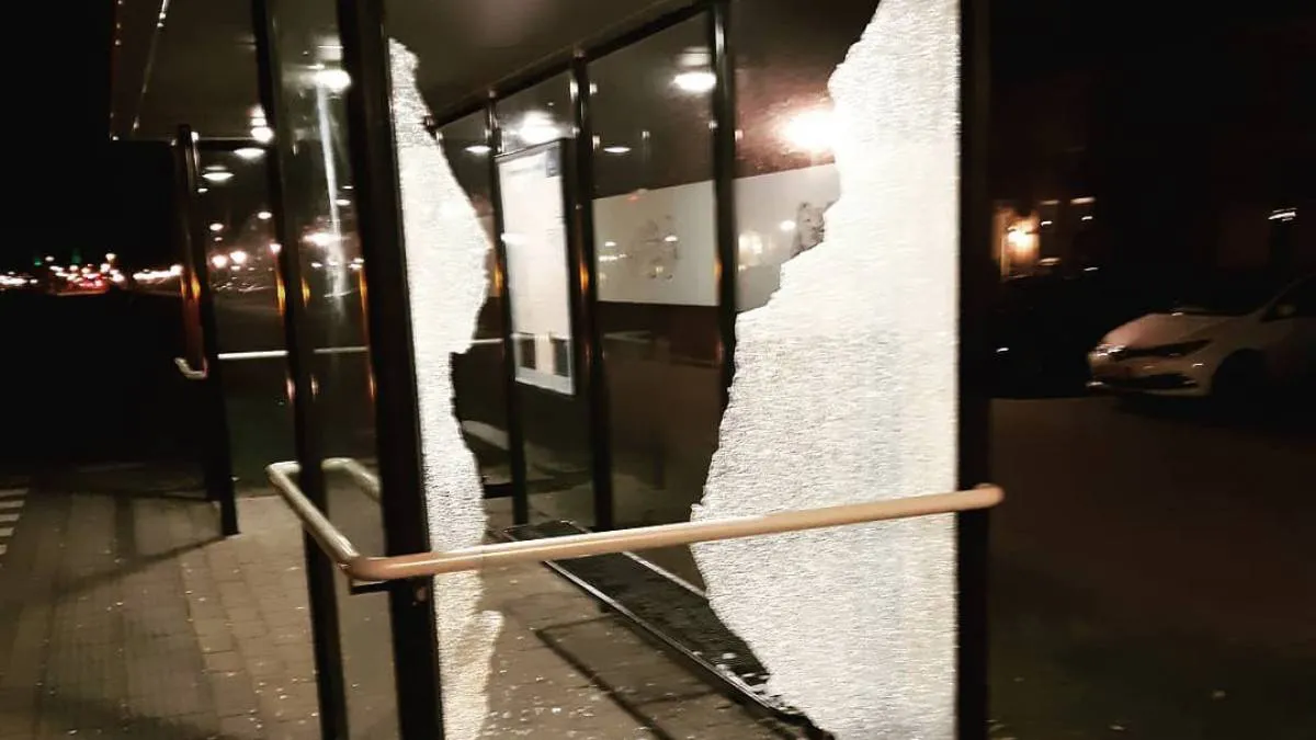 bushokje vernield ons almere