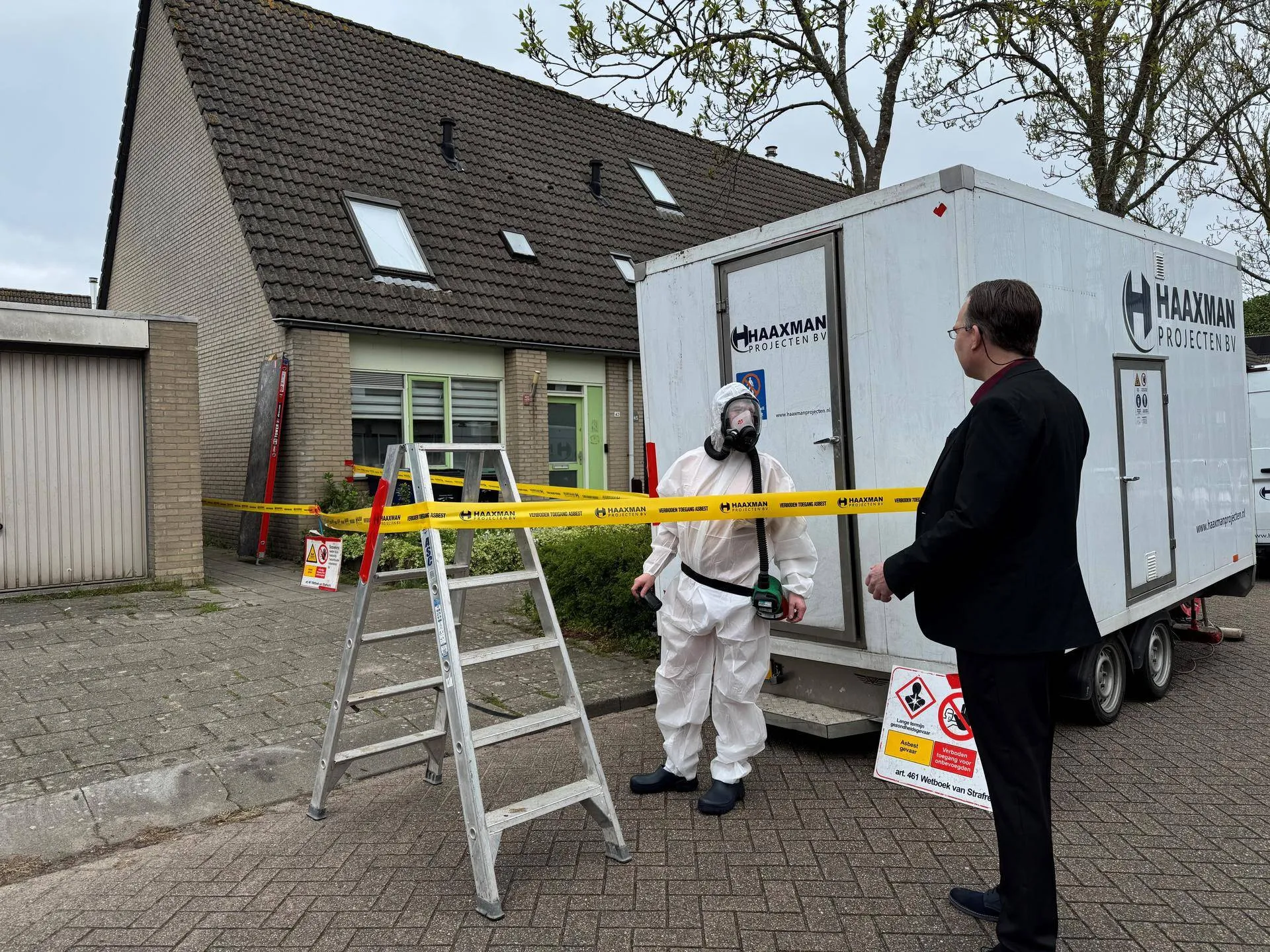 wethouder op bezoek bij asbestdaken sanering gem almere