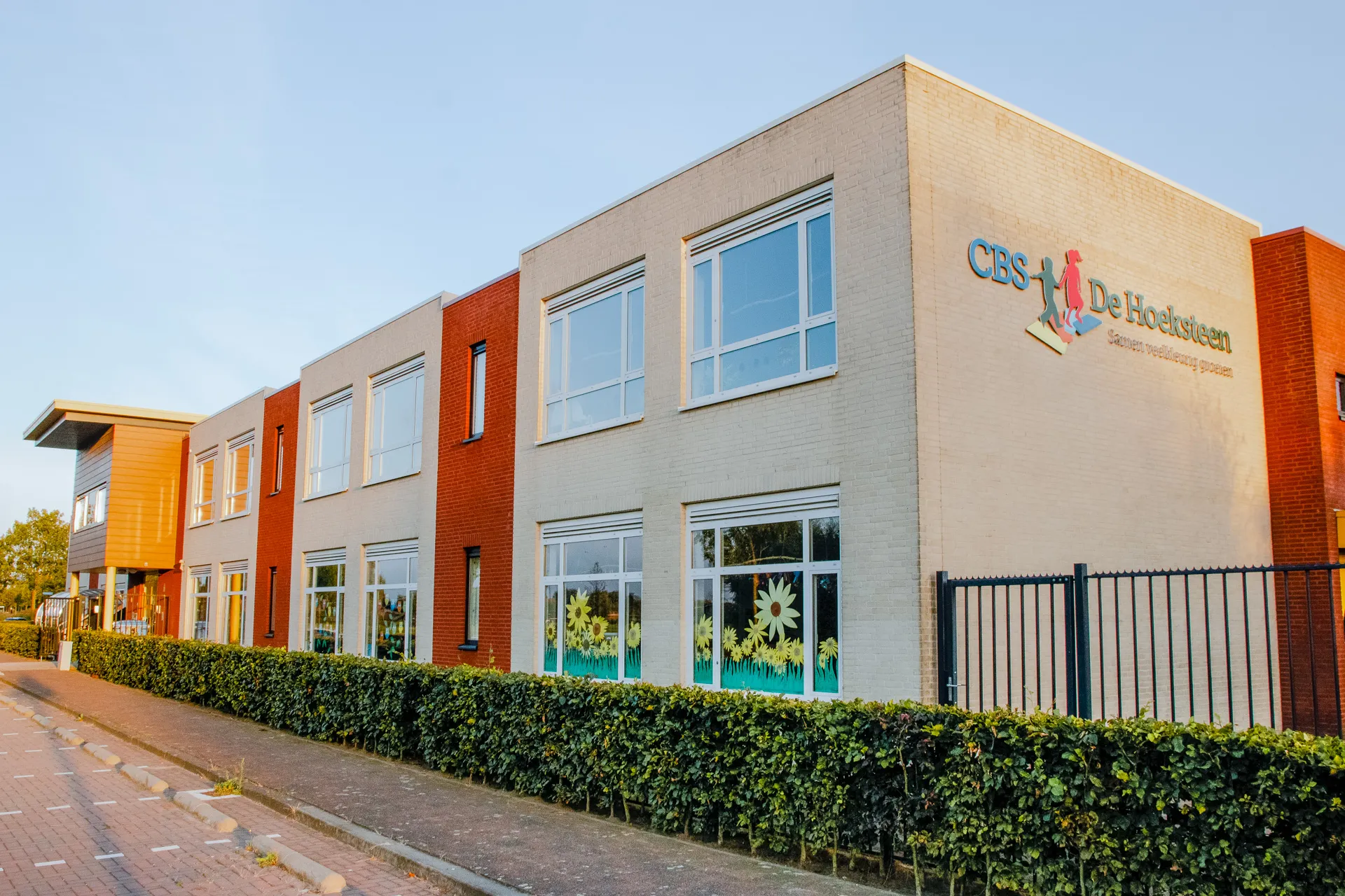 5 foto school voor en zijkant 1