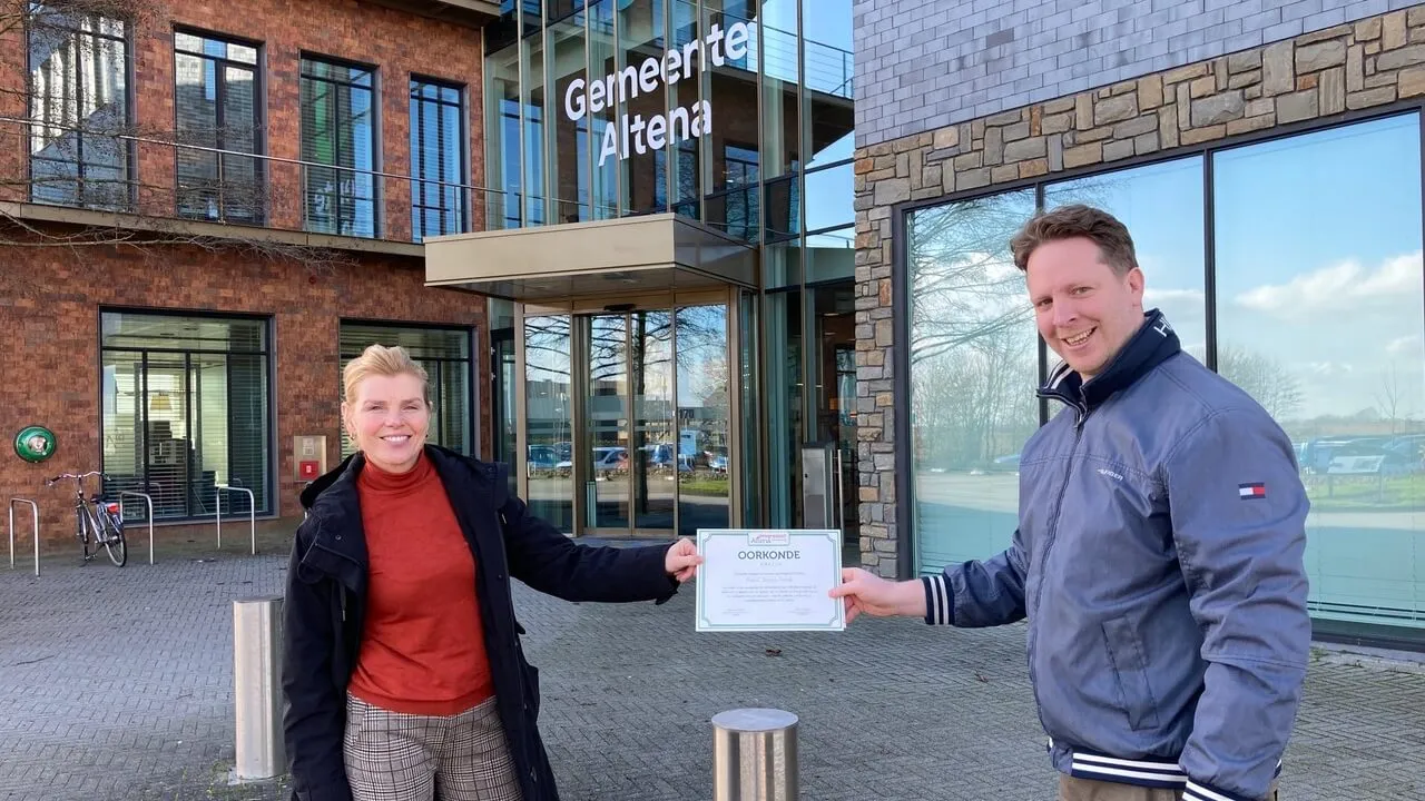 oorkonde voor paula overhandigd door peter