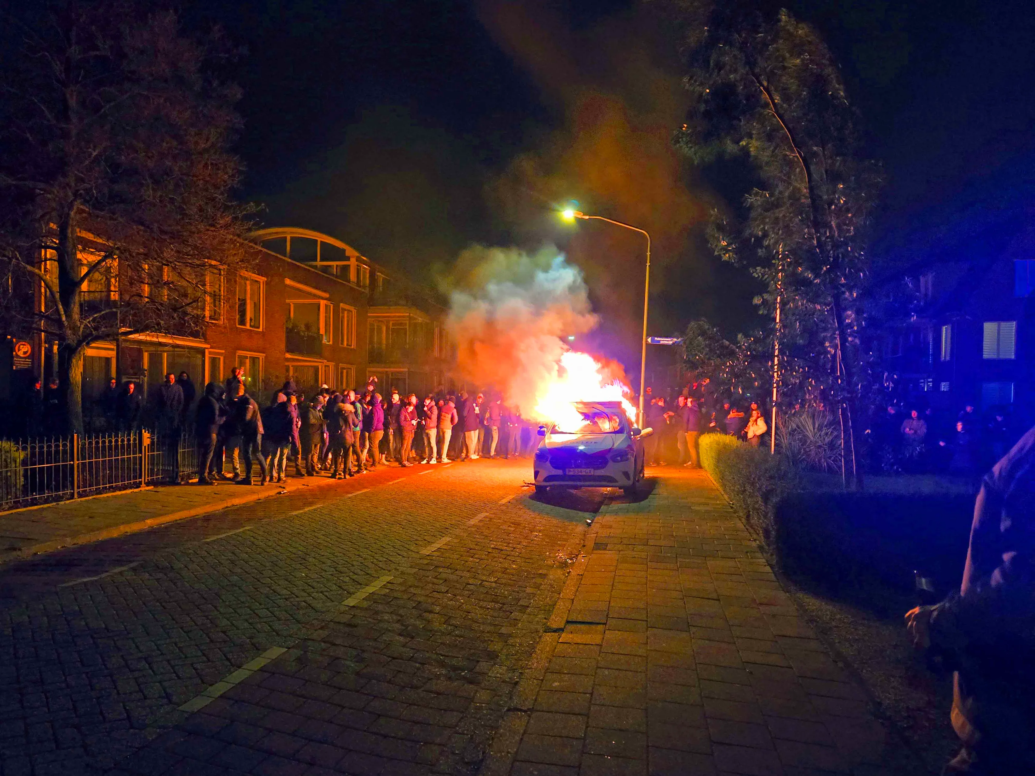 2025 01 01 fpmb 0110 veen witboomstr politieauto in brand gestoken me veegt kruising leeg