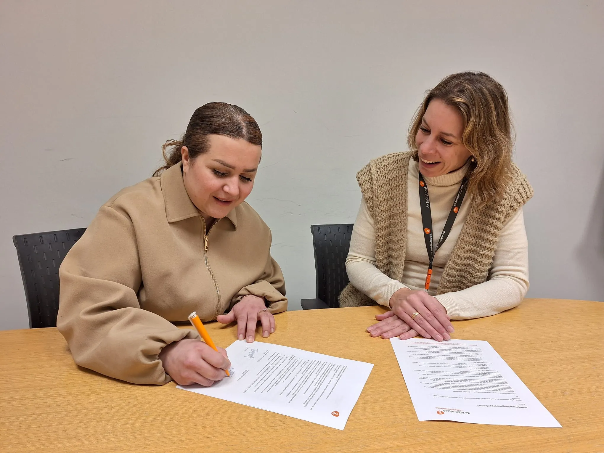 Foto tekenmoment BCPA en VluchtelingenWerk