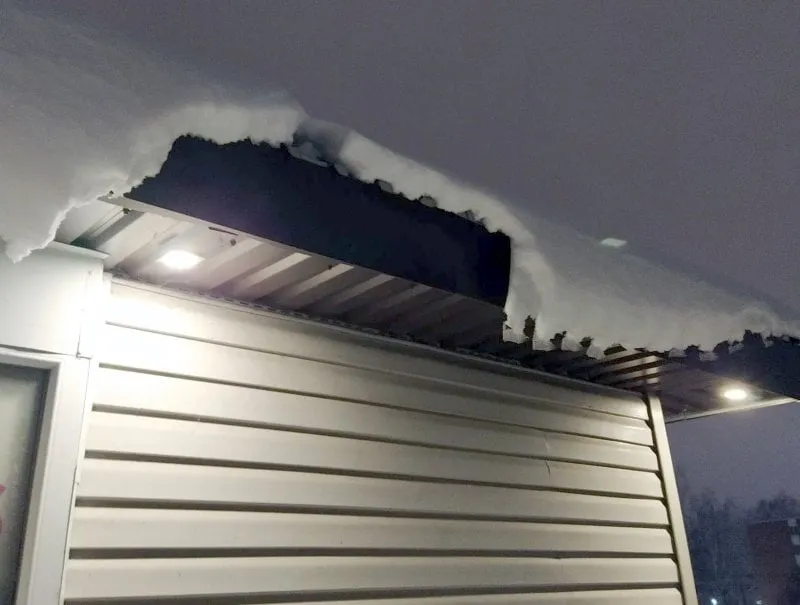 1nuo stogu krentantis sniegas ir varvelkiai gali padaryti zalos