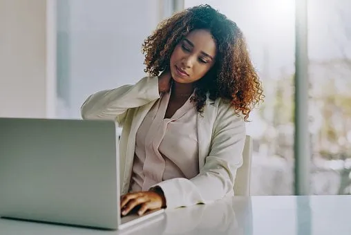 24 ar ydinga laikysena gali buti skaudancio kaklo priezastimi