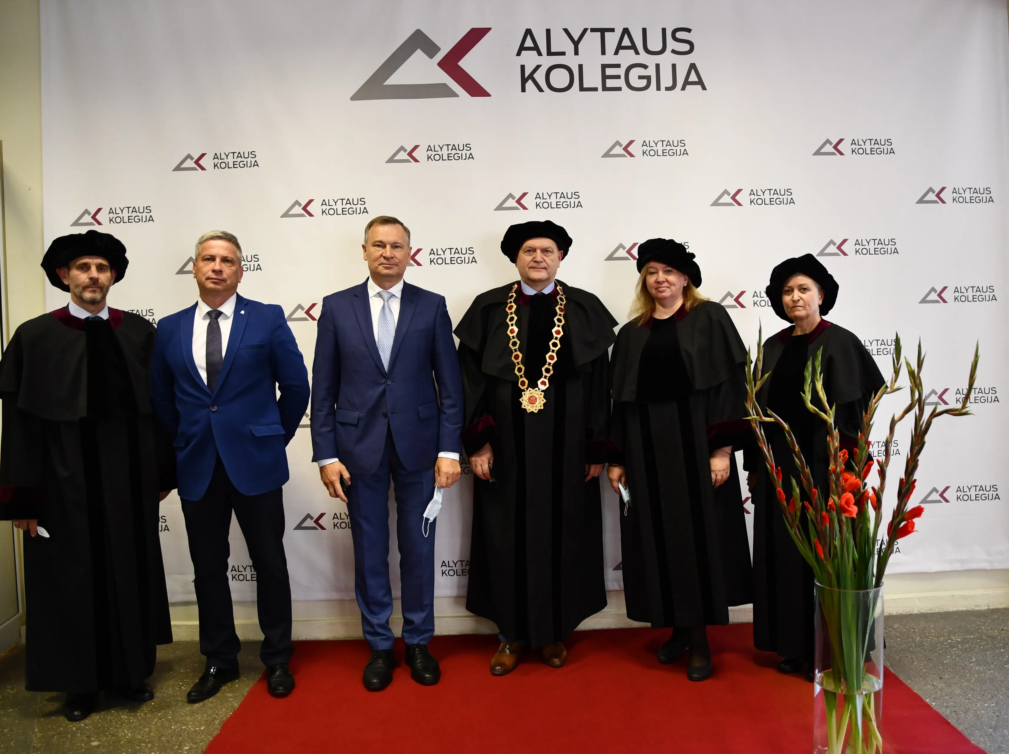 alytaus rajono savivaldybes meras algirdas vrubliauskas pasveikino ir alytaus kolegijos destytojus ir studentus kuriu siemet susirinko daugiau kaip 200 is 26 savivaldybiu