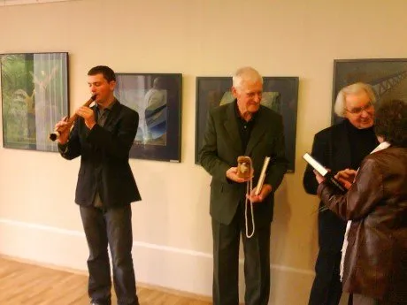 alytausgidas i kair s parodos atidarymo muzikantas stasys simanauskas poetas robertas keturakis ir grafikas romualdas arna1