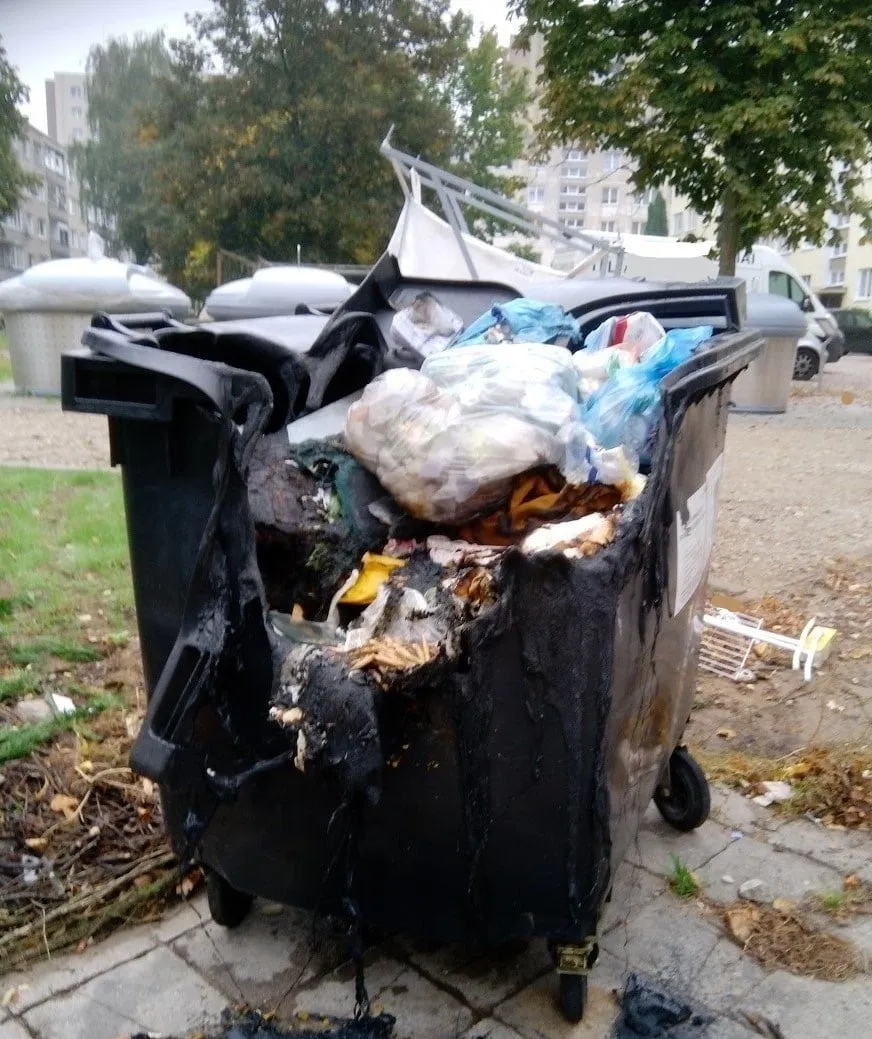 inkedsudeges konteineris bendras