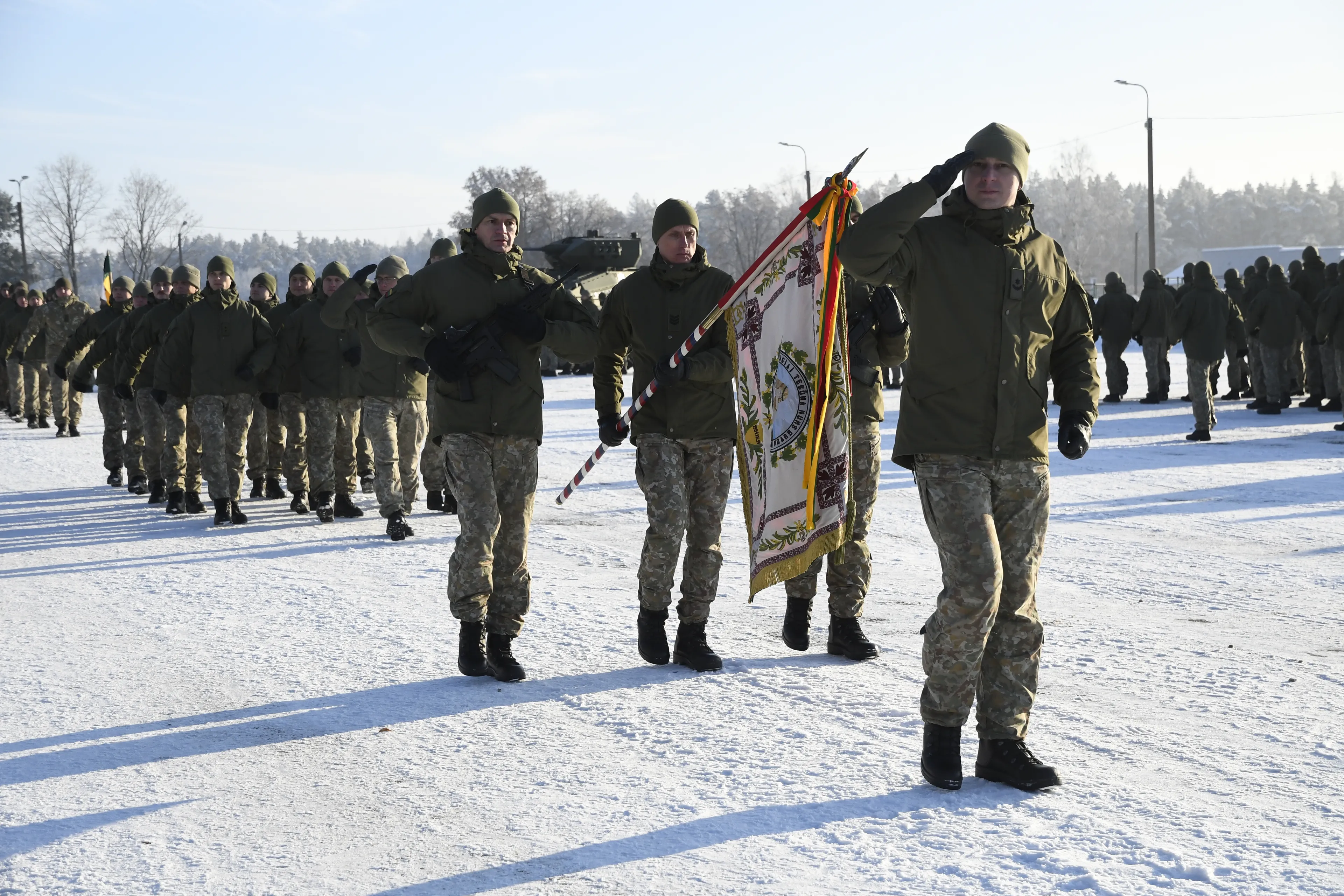 iskilmingos ceremonijos metu ulonai atidave pagarba buvusiam vadui plk ltn d kisieliui ir pasveikino naujaji vada plk ltn a vrubliauska