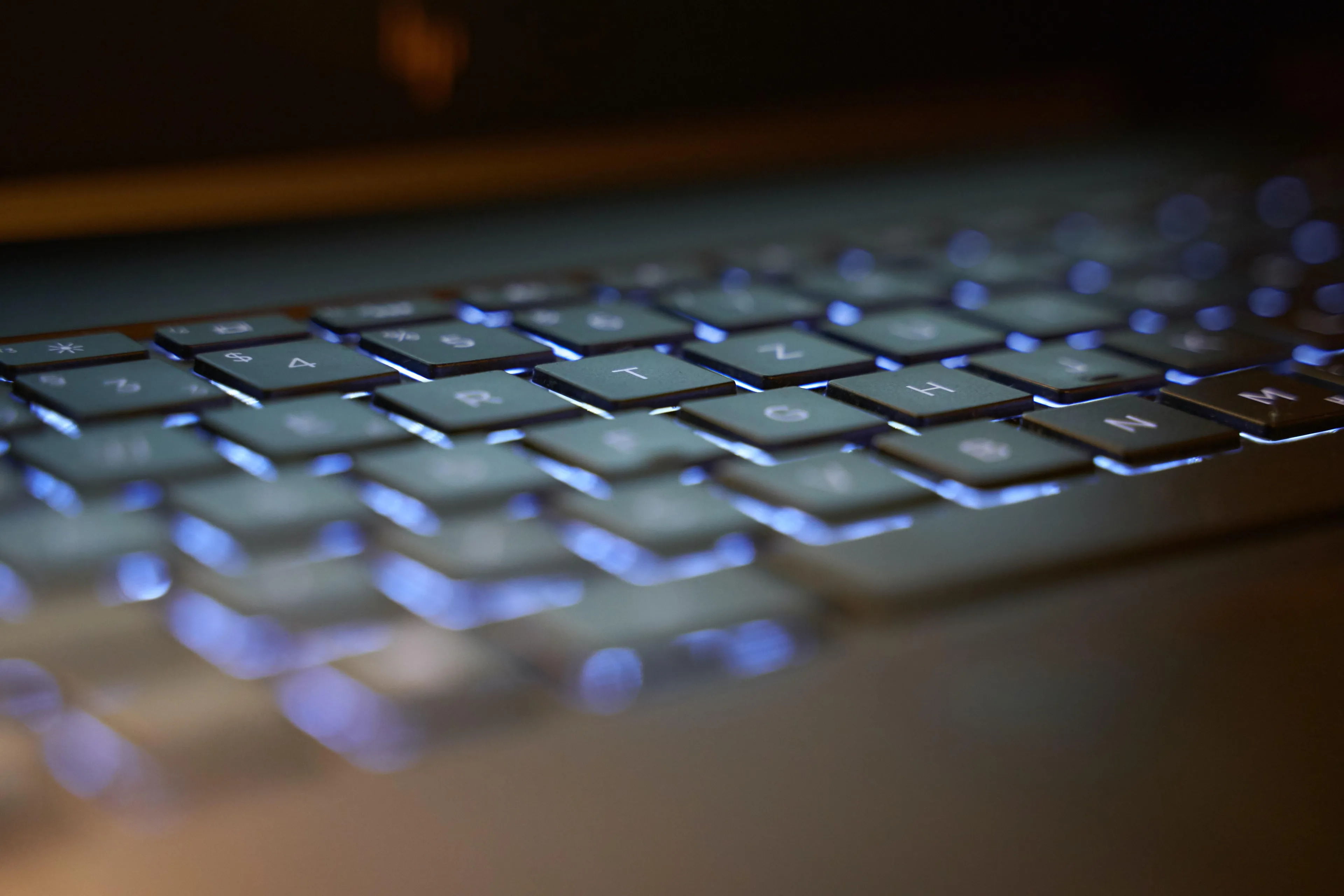 kompiuteris rene teinze blat3l3eyh8 unsplash