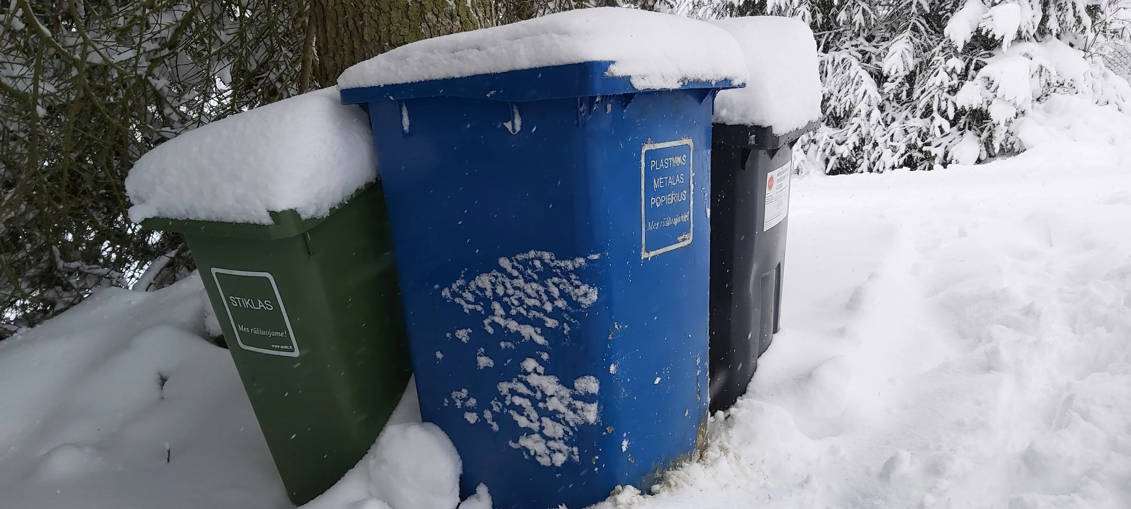 konteineriai kieme ziema