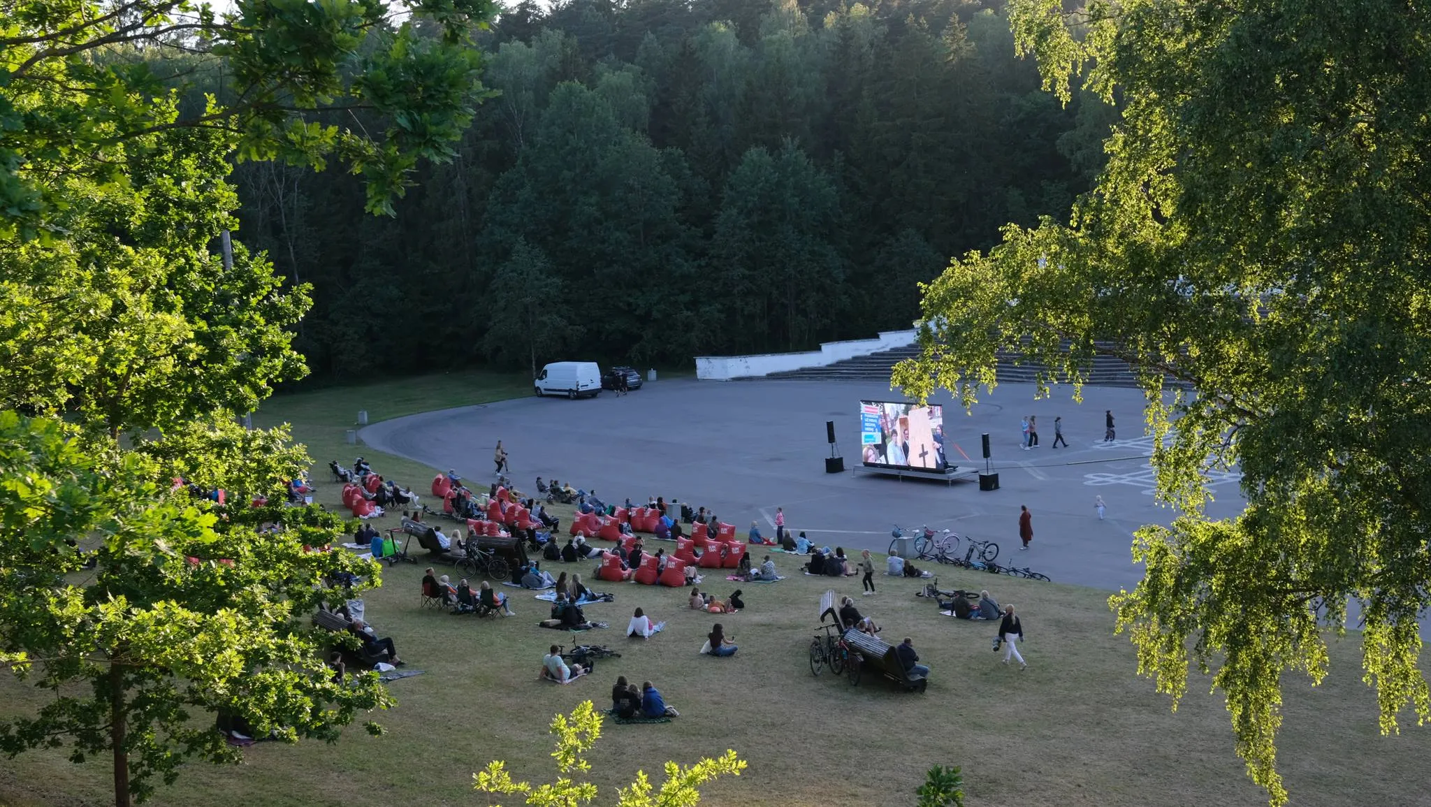 lauko kinas dainu slenyje