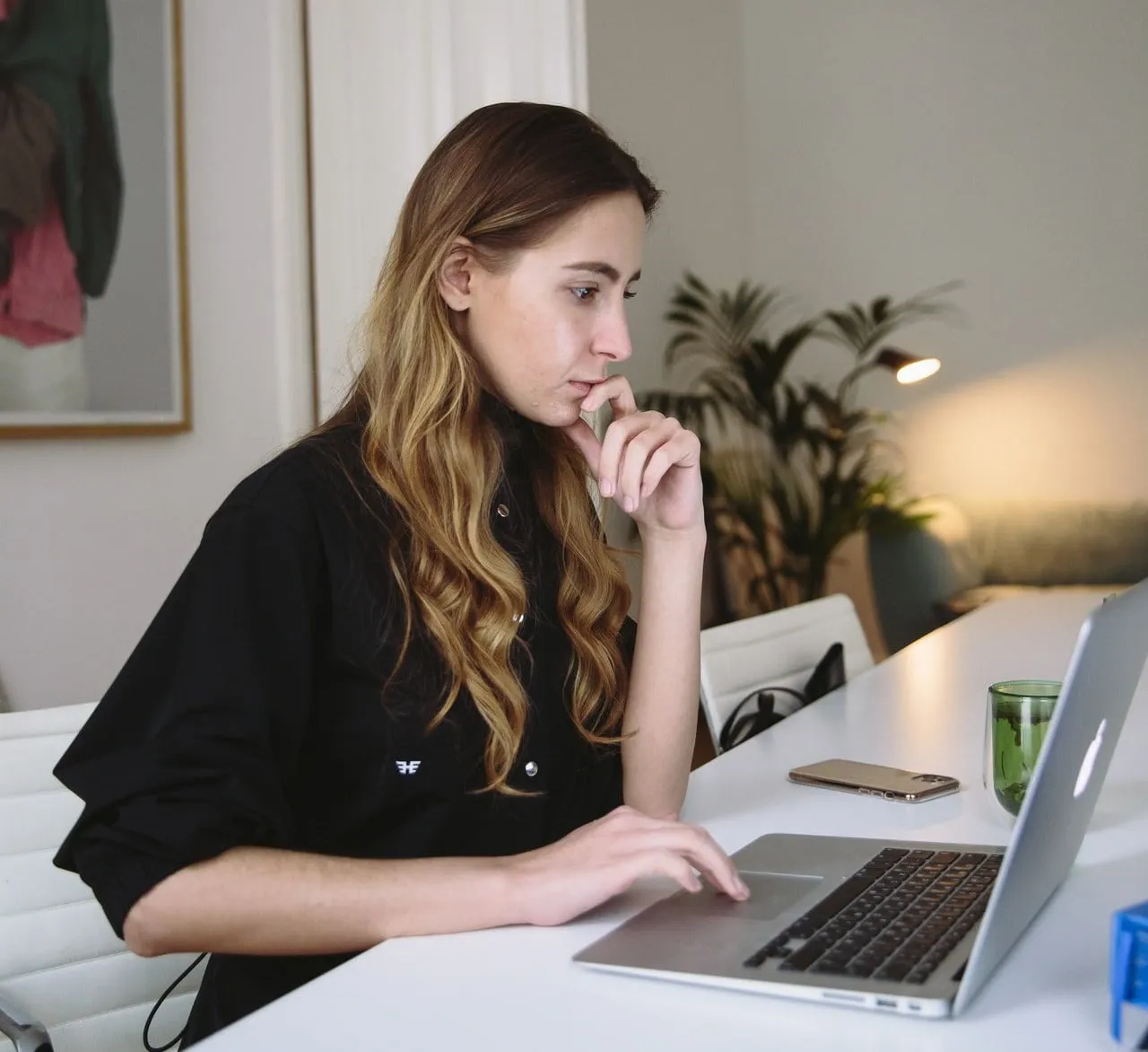 moteris galvoja apie seo