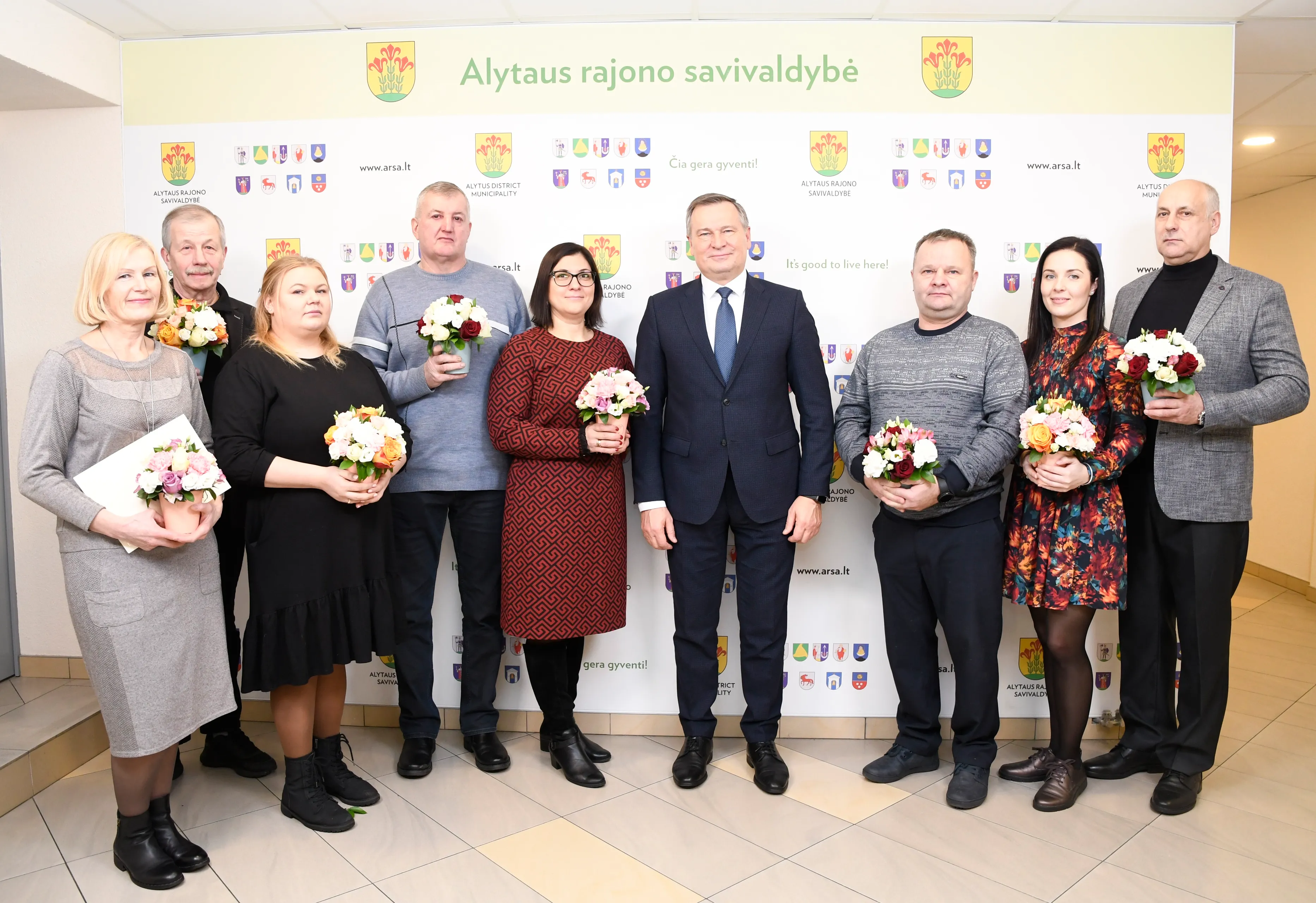 nuotr gruodzio menesio sukaktuvininkai kartu su alytaus rajono savivaldybes meru a vrubliausku is kaires 6