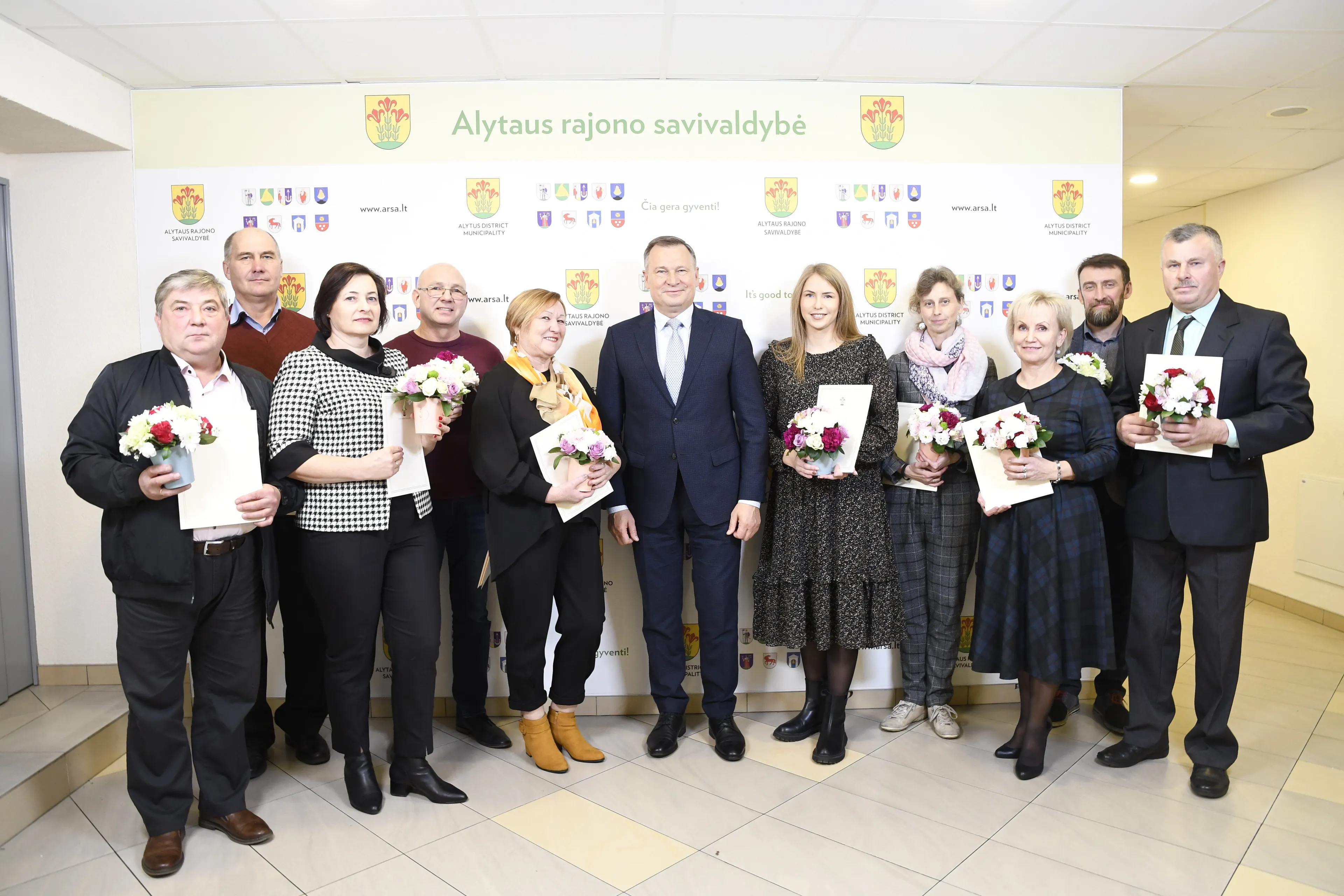 nuotr spalio menesio sukaktuvininkai su rajono meru a vrubliausku